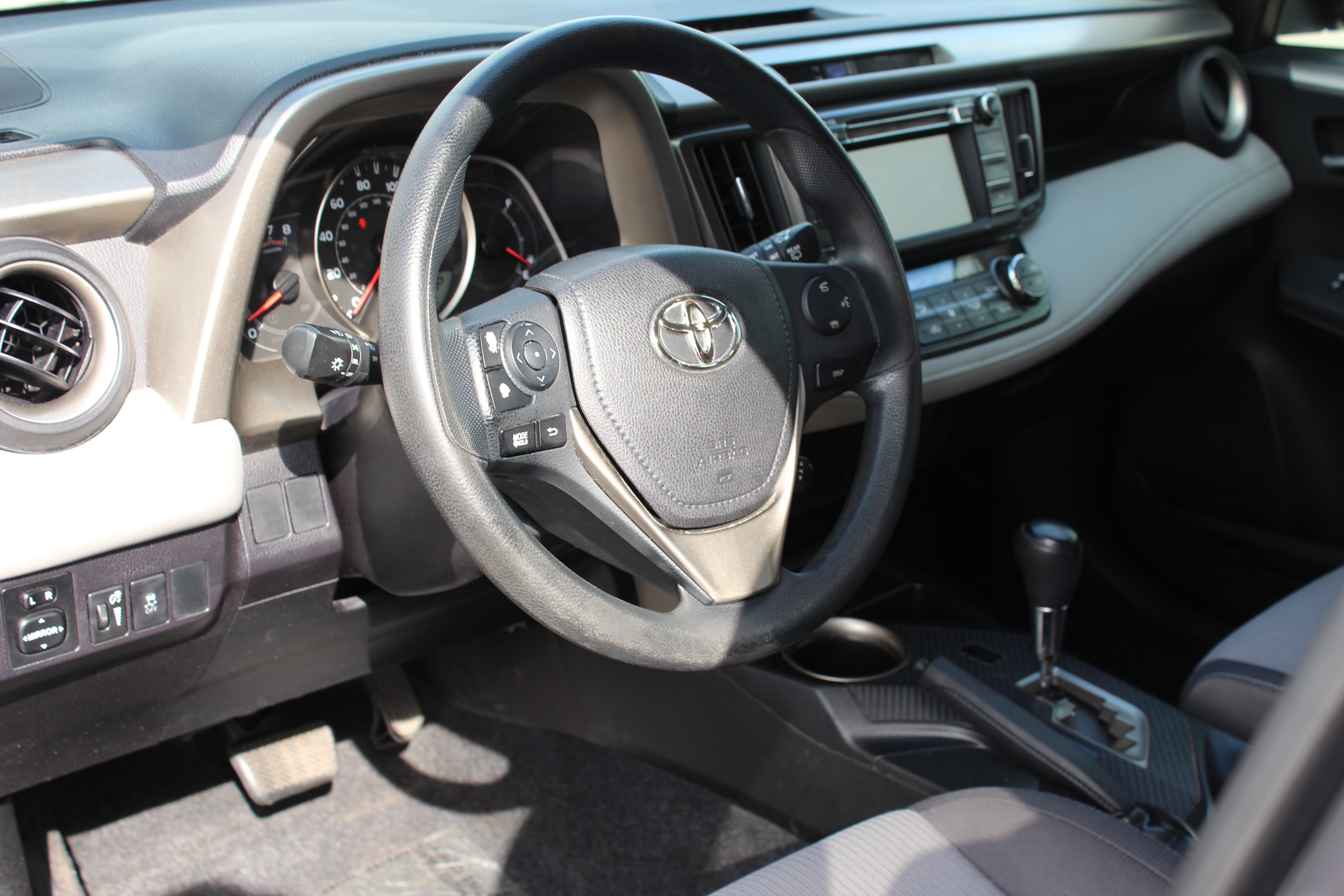 2015 Toyota RAV4 FWD 4dr XLE (Natl) - Gray exterior view 17