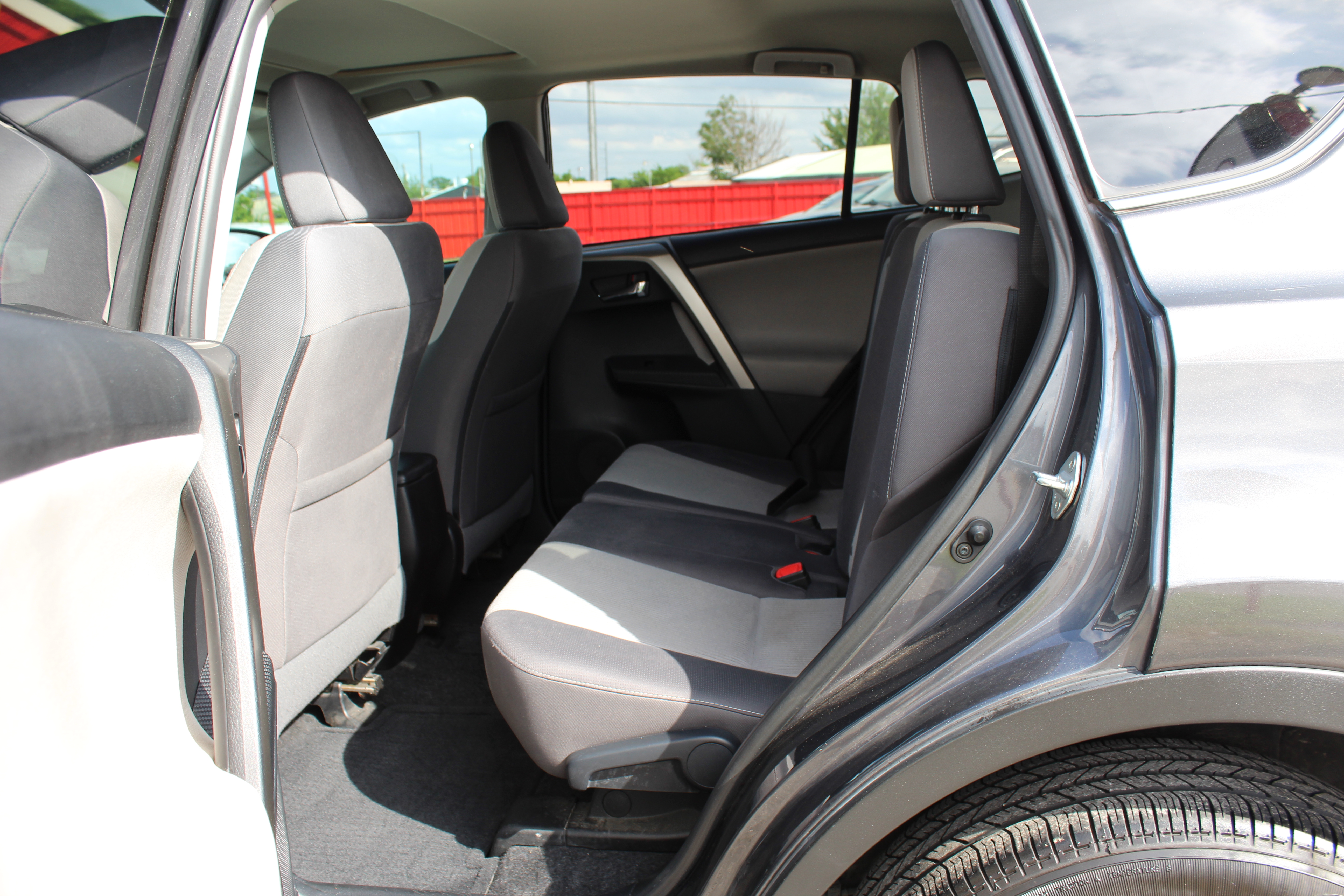 2015 Toyota RAV4 FWD 4dr XLE (Natl) - Gray exterior view 18