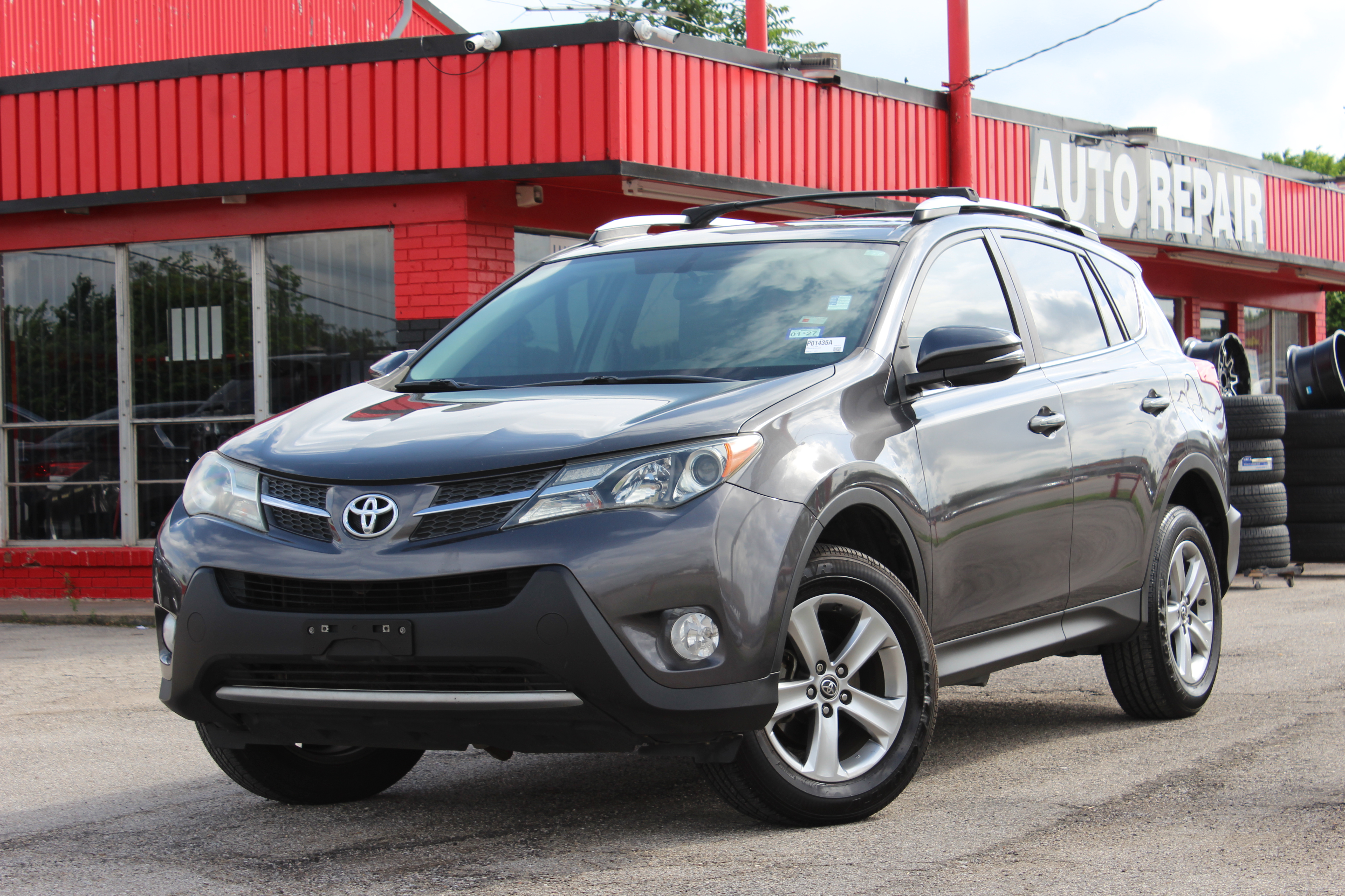 2015 Toyota RAV4 FWD 4dr XLE (Natl) - Gray exterior view 6