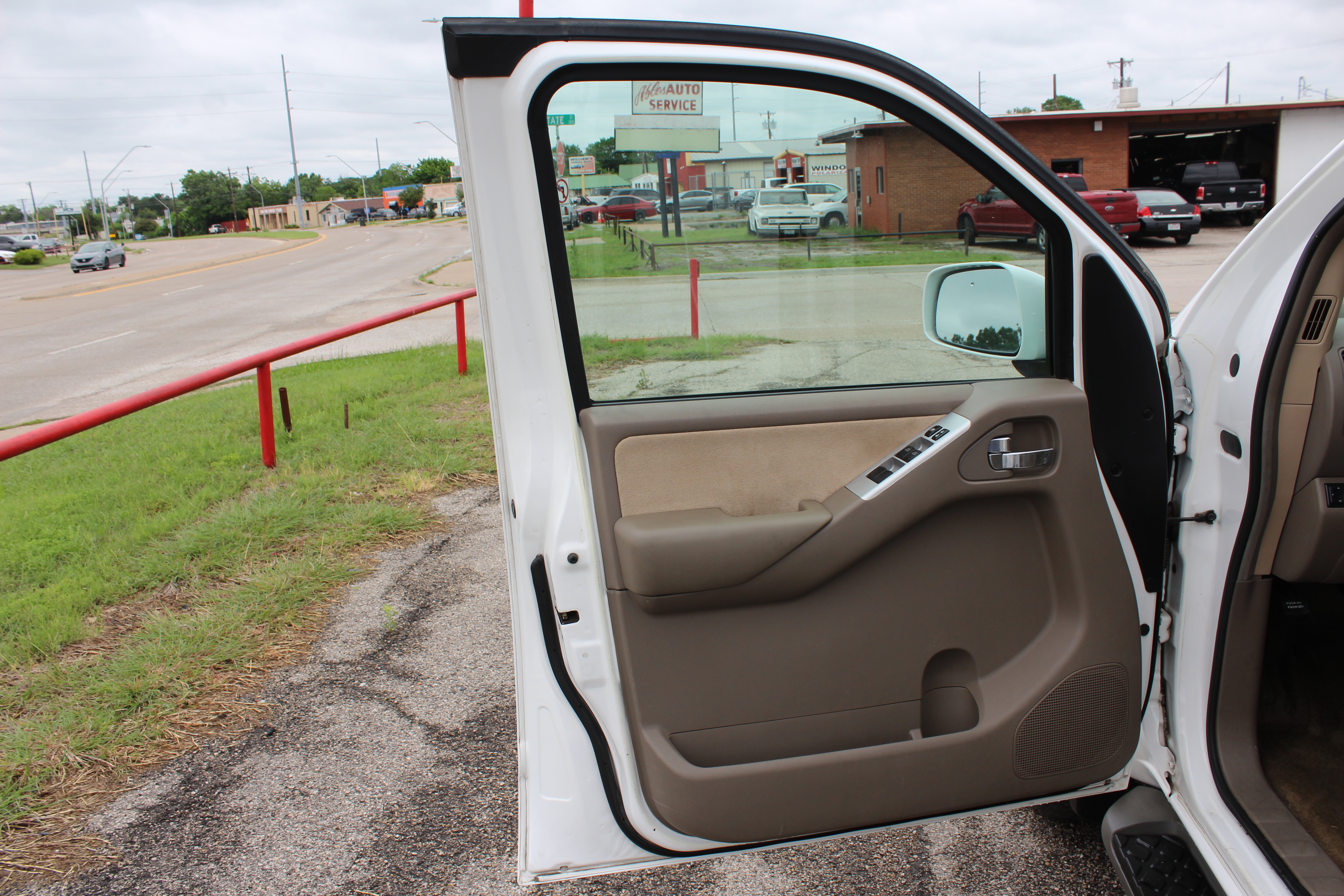 2010 Nissan Pathfinder 4WD 4dr V6 SE - White exterior view 18