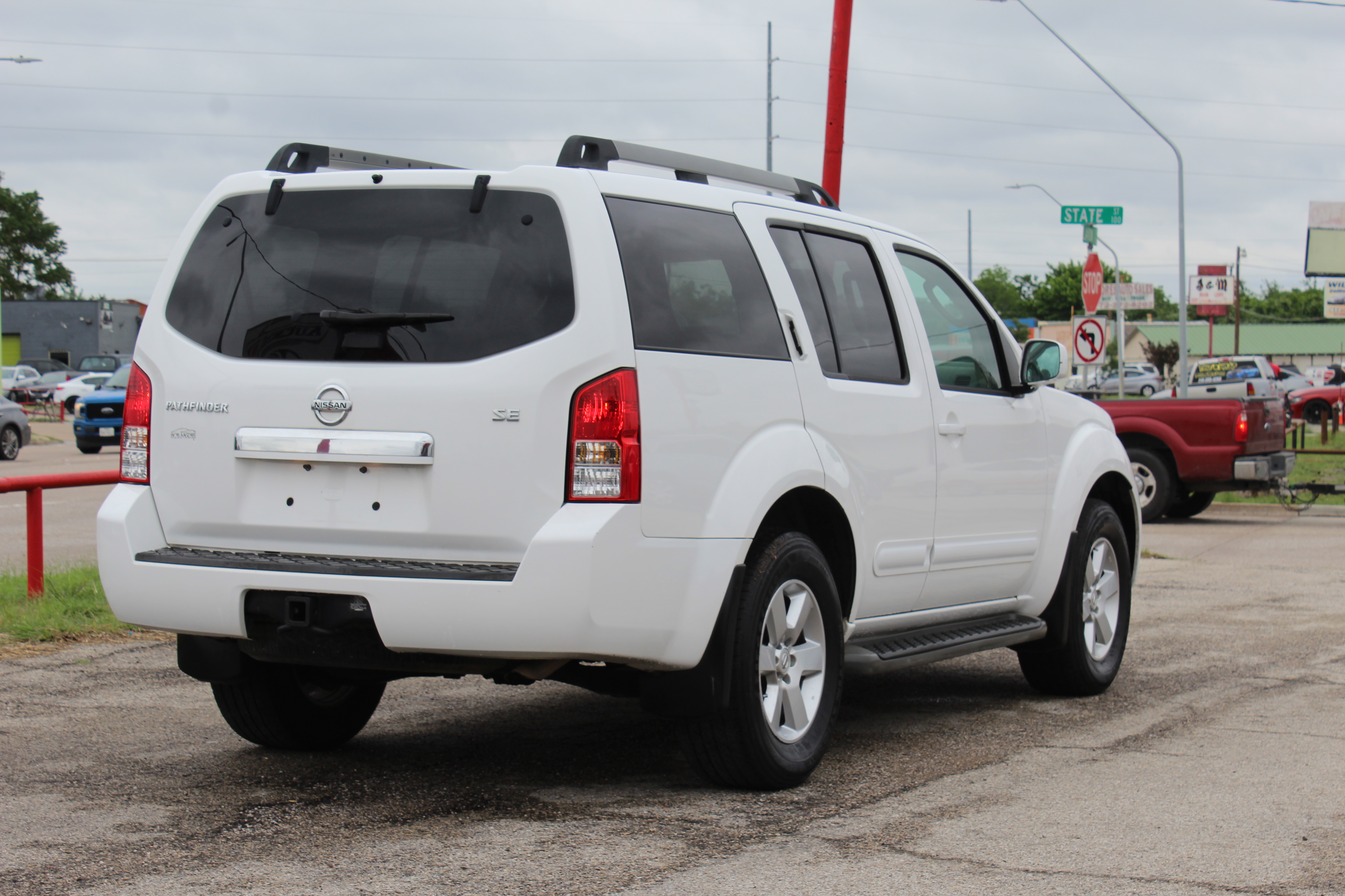 2010 Nissan Pathfinder 4WD 4dr V6 SE - White exterior view 12