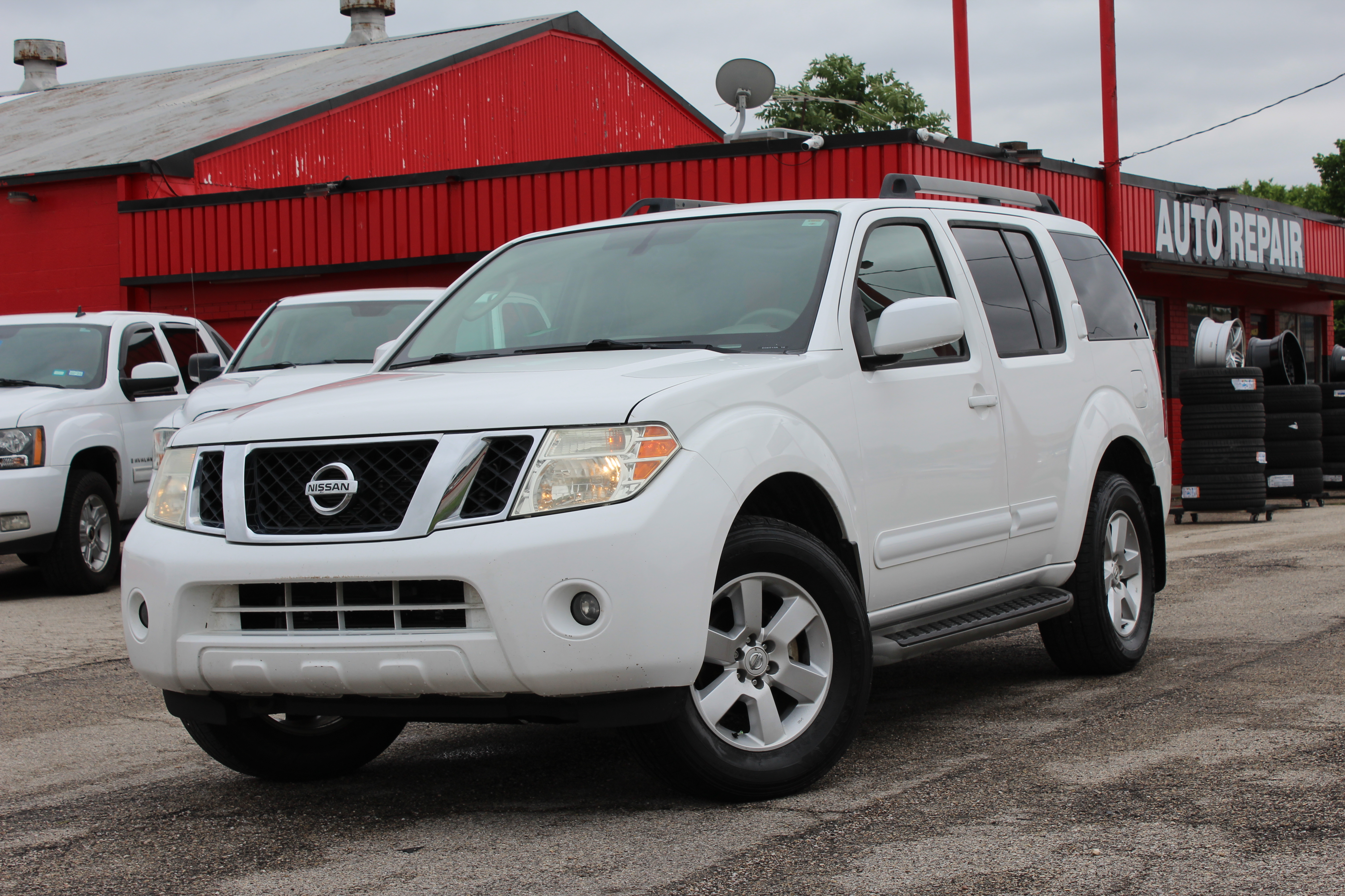 2010 Nissan Pathfinder 4WD 4dr V6 SE - White exterior view 8
