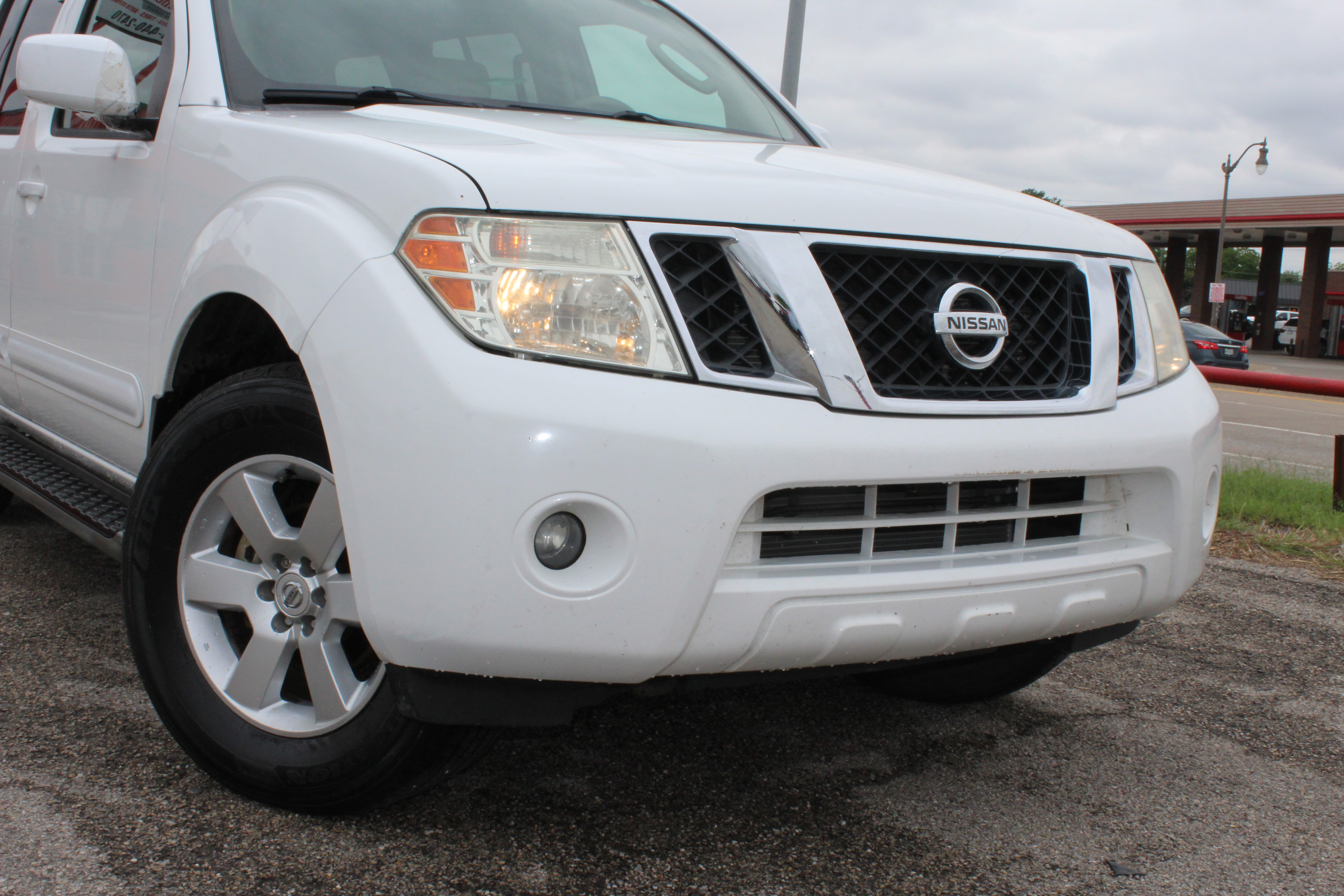 2010 Nissan Pathfinder 4WD 4dr V6 SE - White exterior view 4