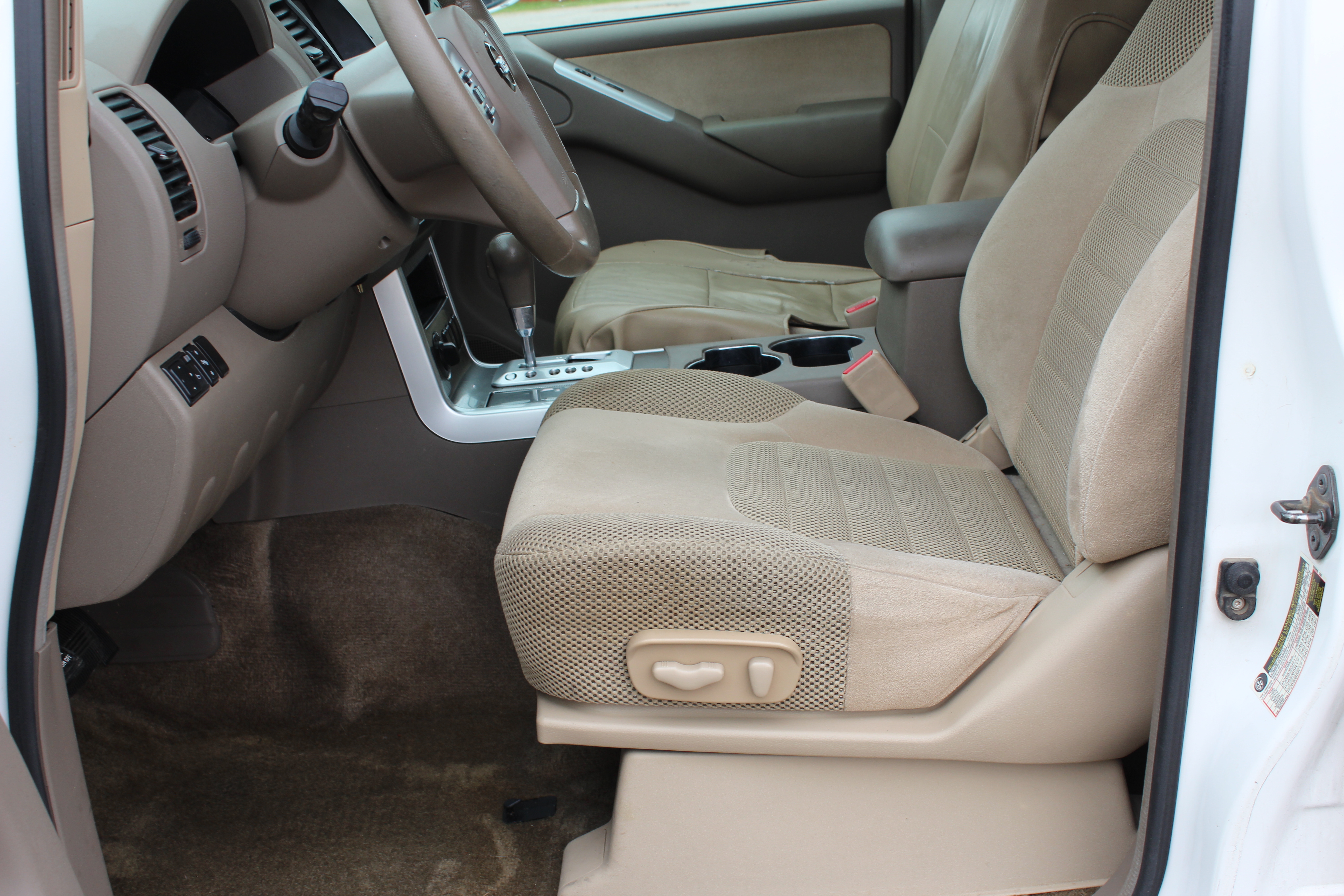 2010 Nissan Pathfinder 4WD 4dr V6 SE - White exterior view 15