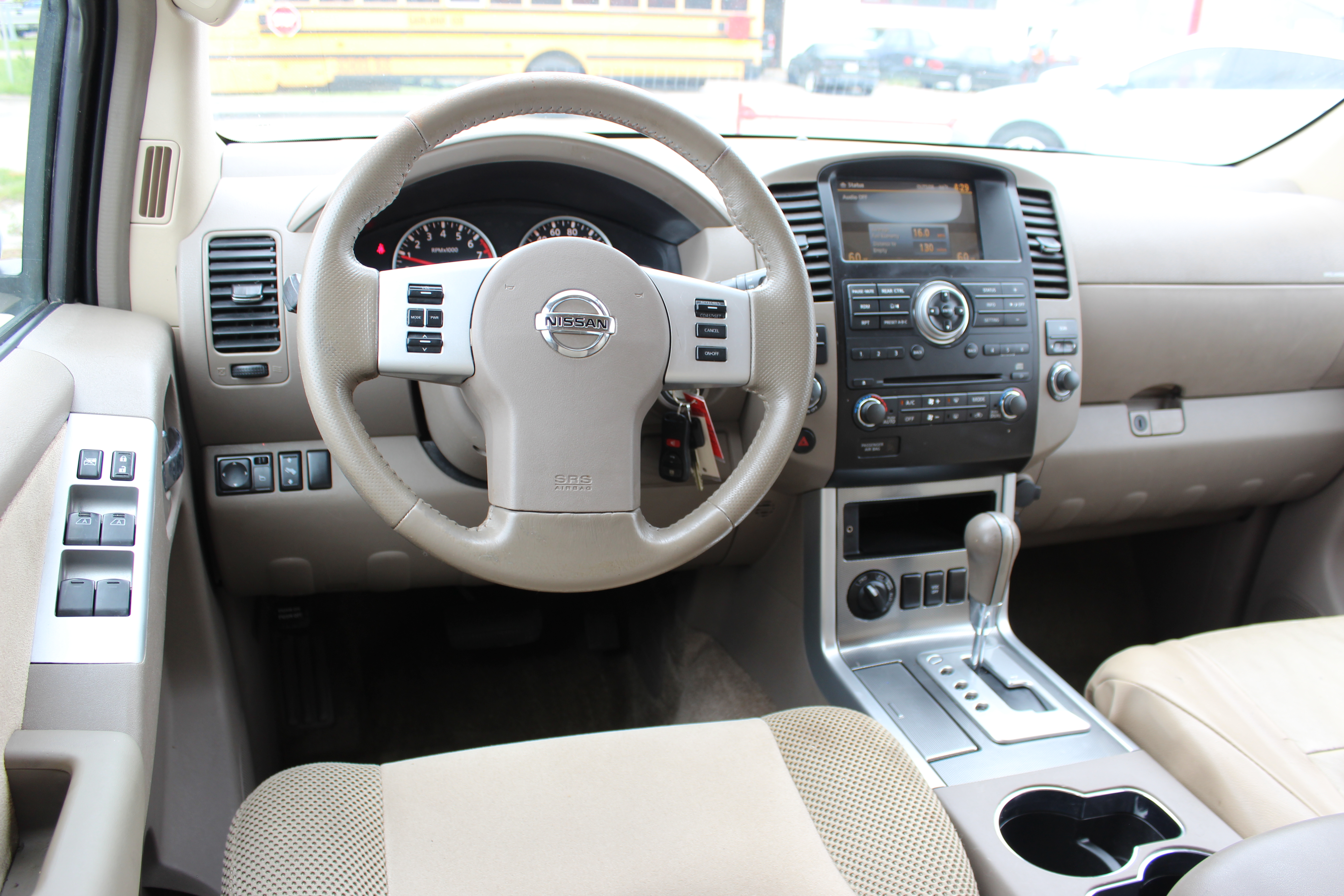 2010 Nissan Pathfinder 4WD 4dr V6 SE - White exterior view 20