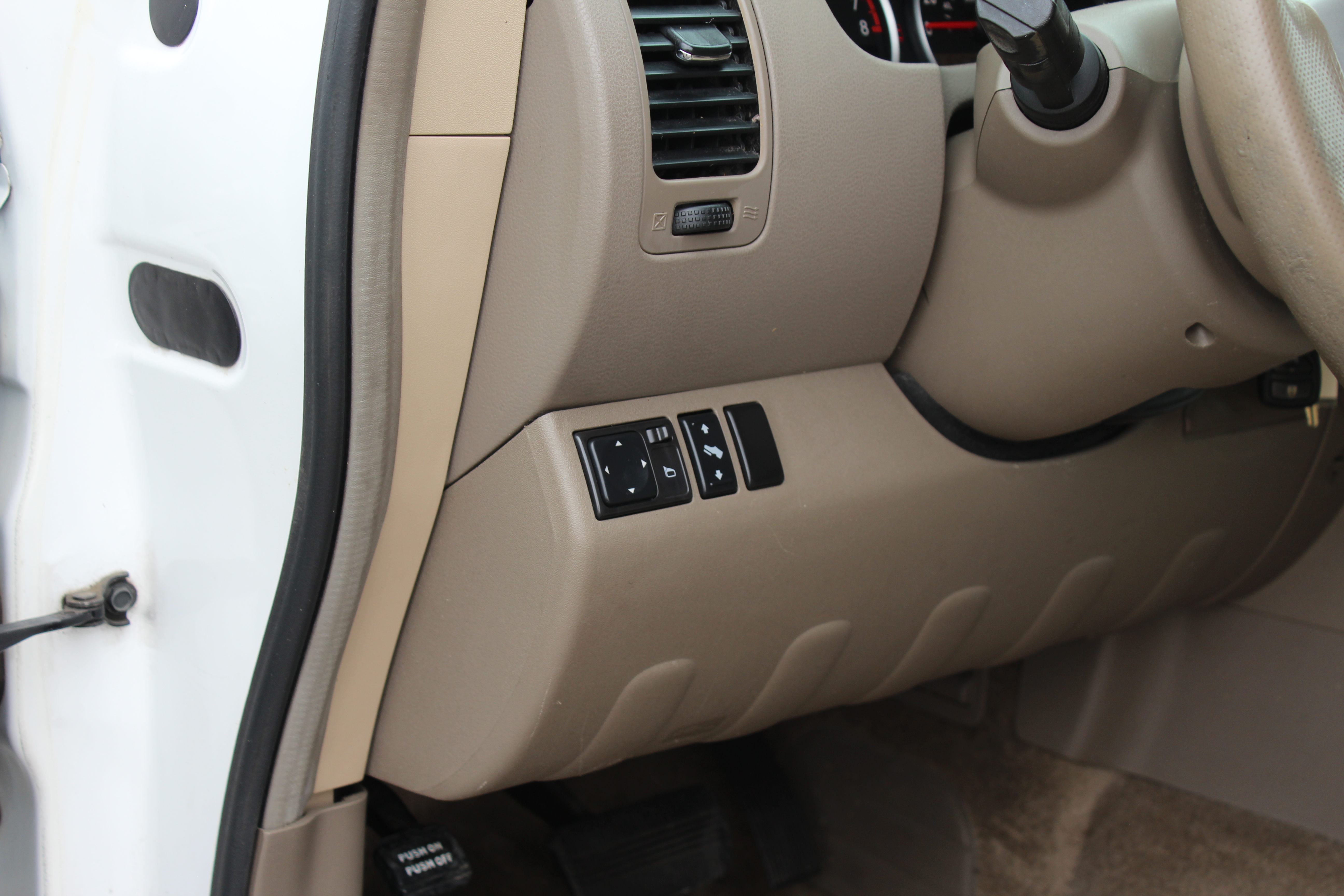 2010 Nissan Pathfinder 4WD 4dr V6 SE - White exterior view 16