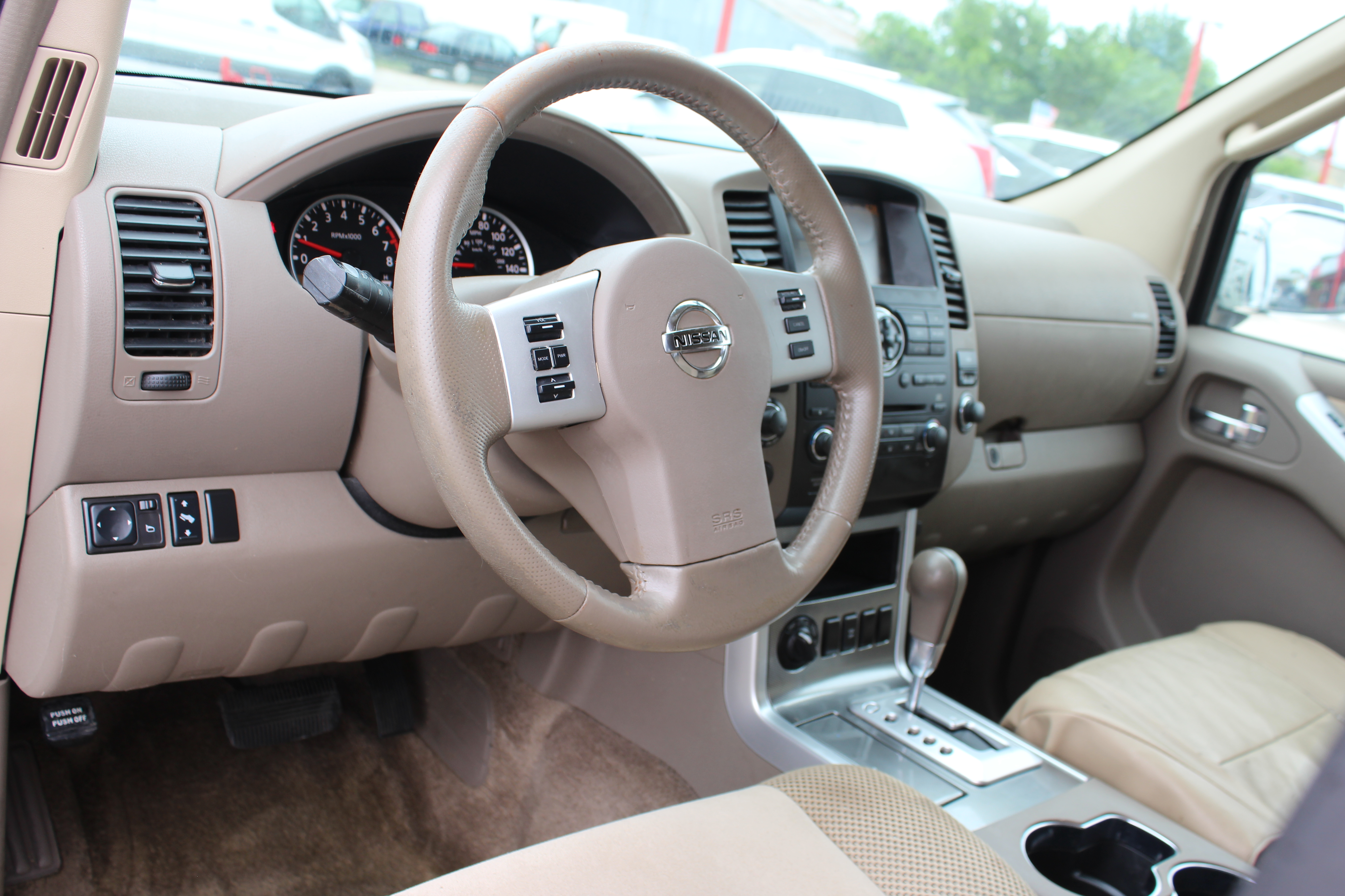 2010 Nissan Pathfinder 4WD 4dr V6 SE - White exterior view 17