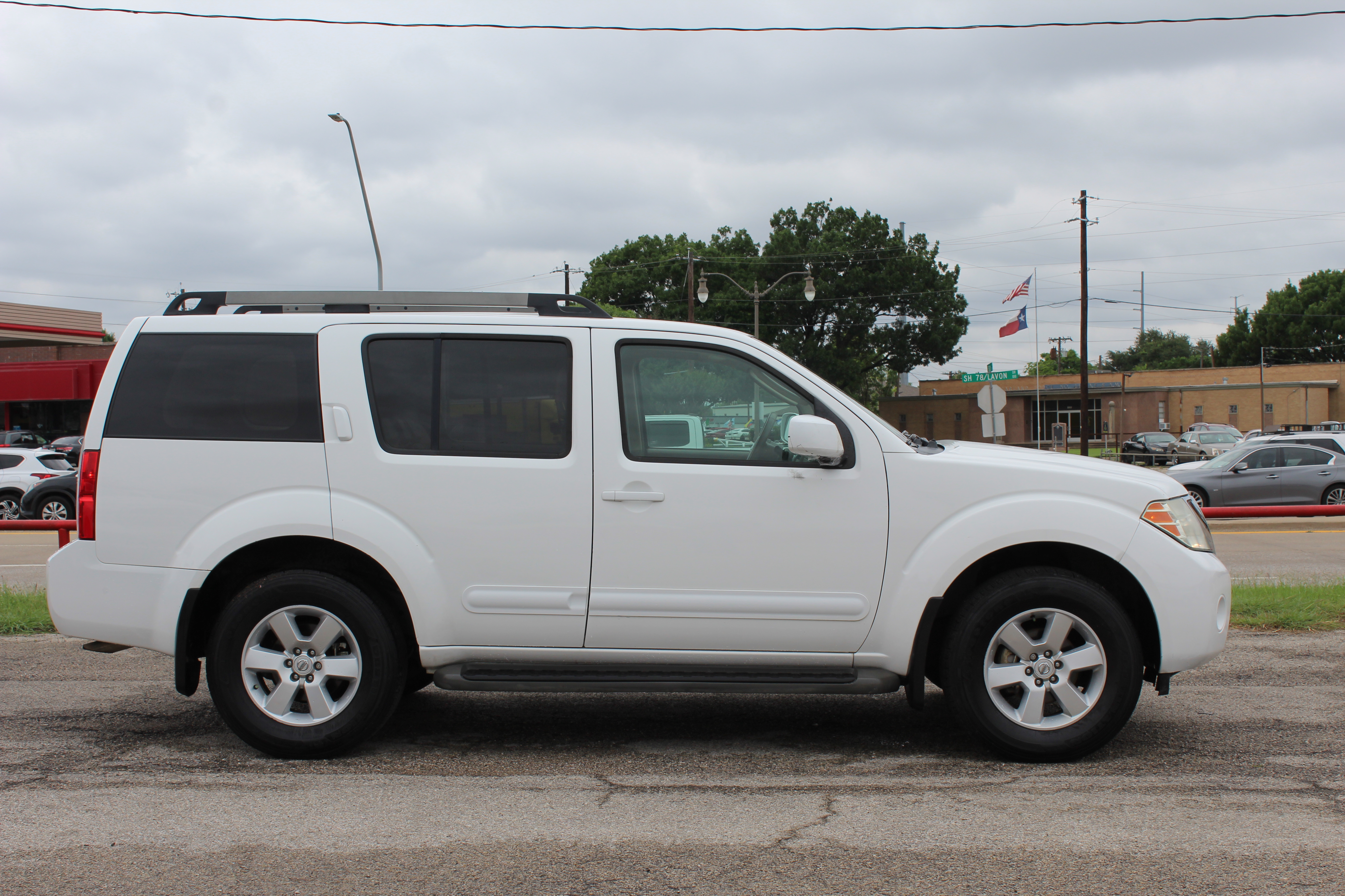 2010 Nissan Pathfinder 4WD 4dr V6 SE - White exterior view 13