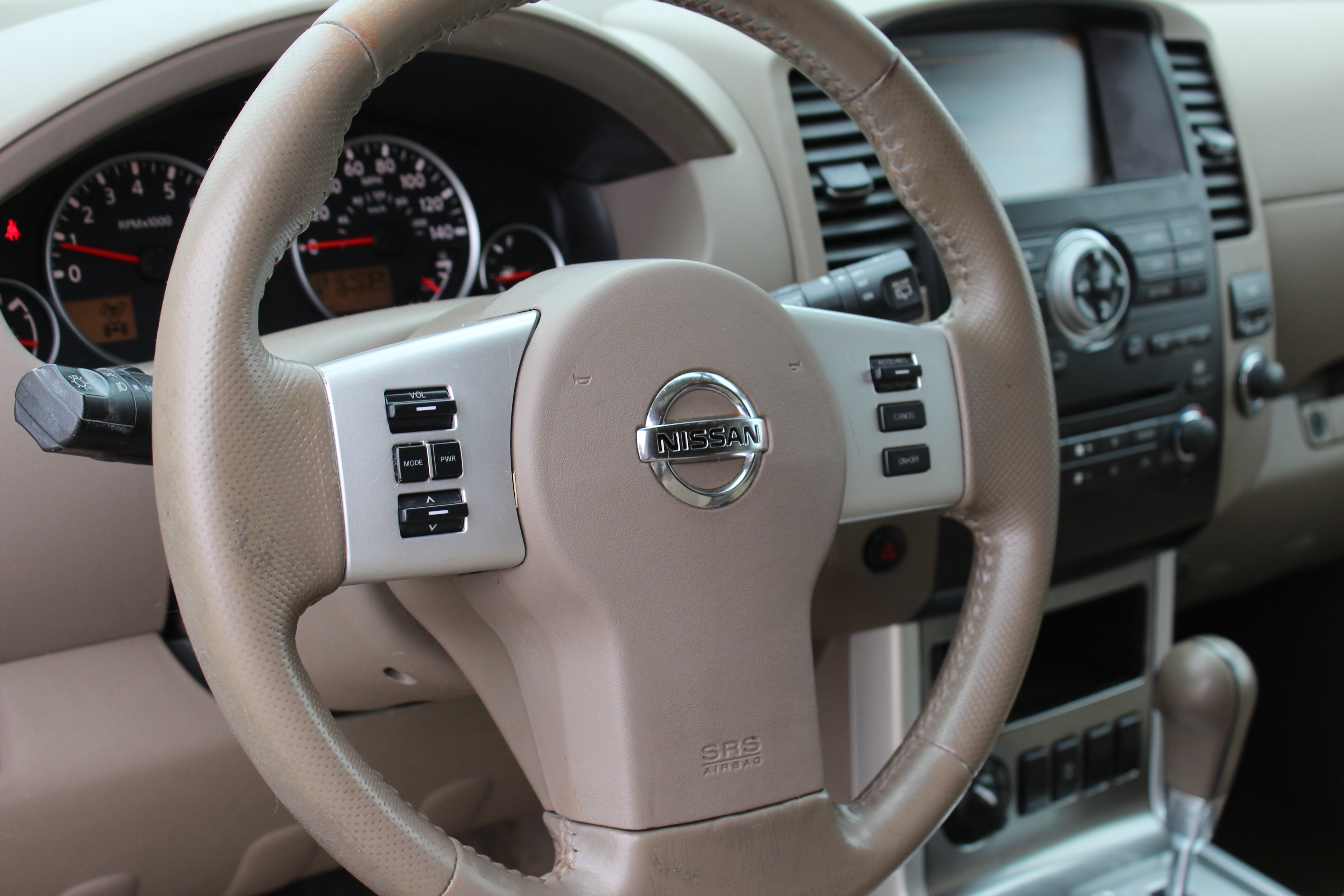 2010 Nissan Pathfinder 4WD 4dr V6 SE - White exterior view 19