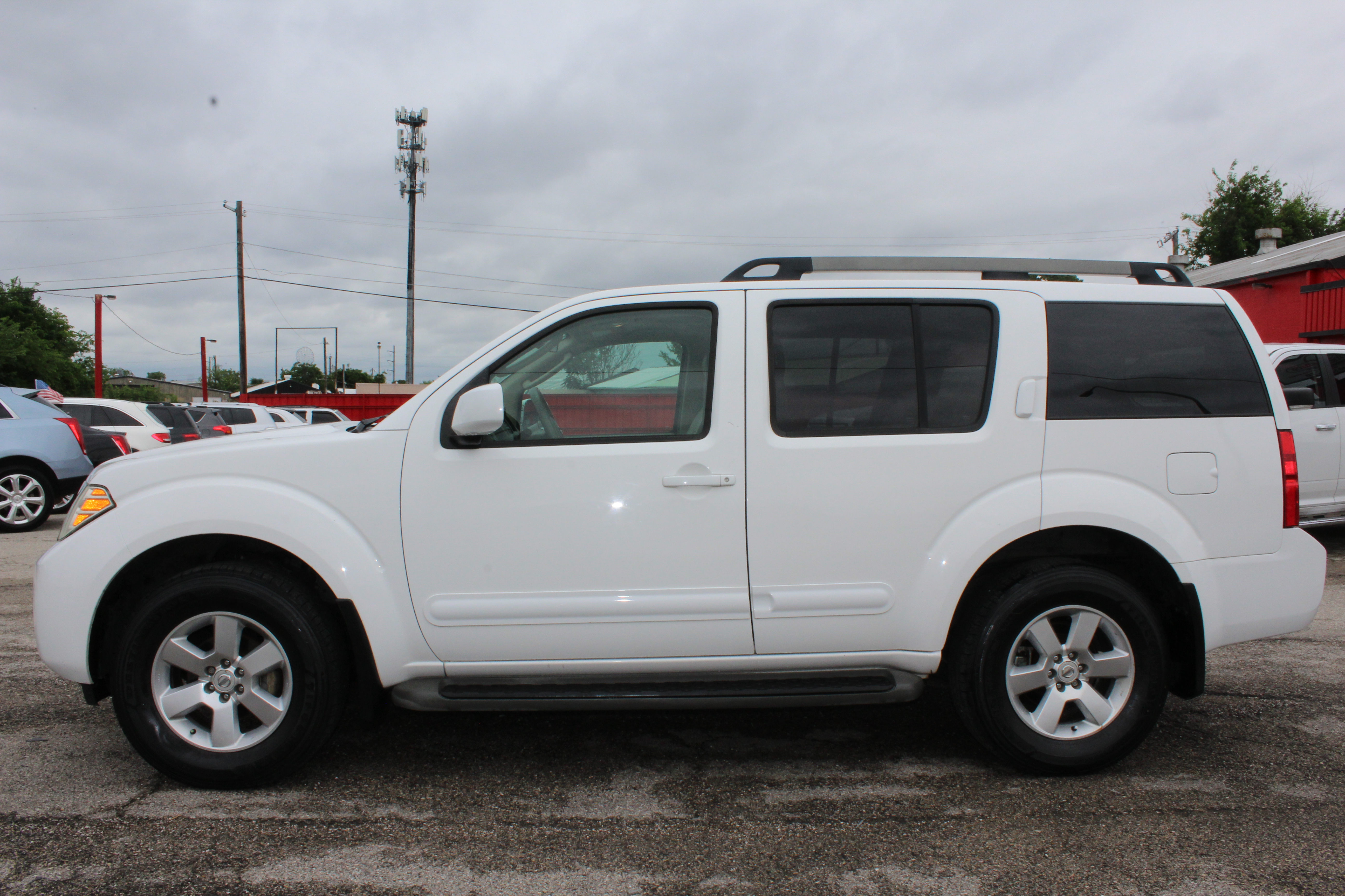 2010 Nissan Pathfinder 4WD 4dr V6 SE - White exterior view 10