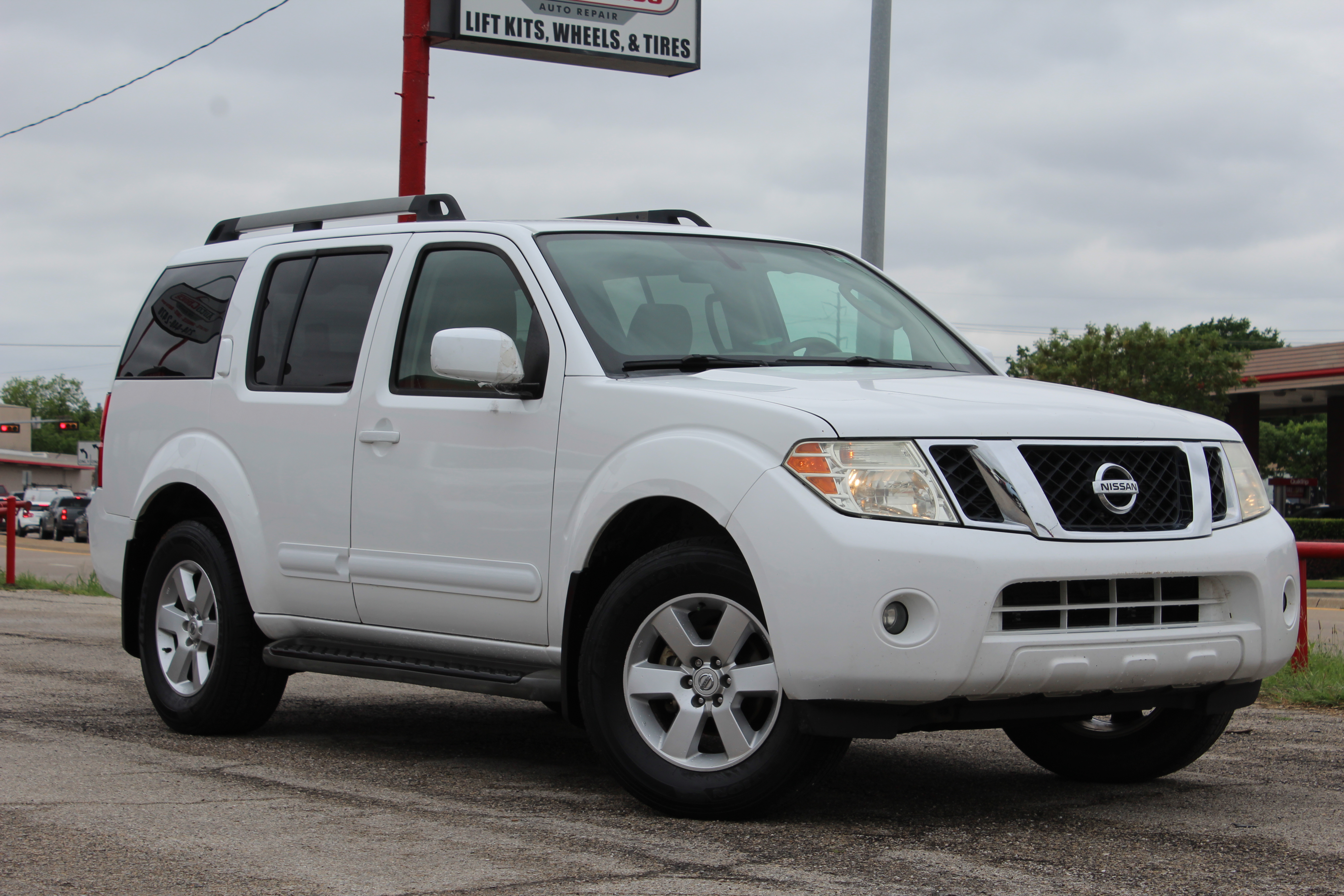 2010 Nissan Pathfinder 4WD 4dr V6 SE - White exterior view 2