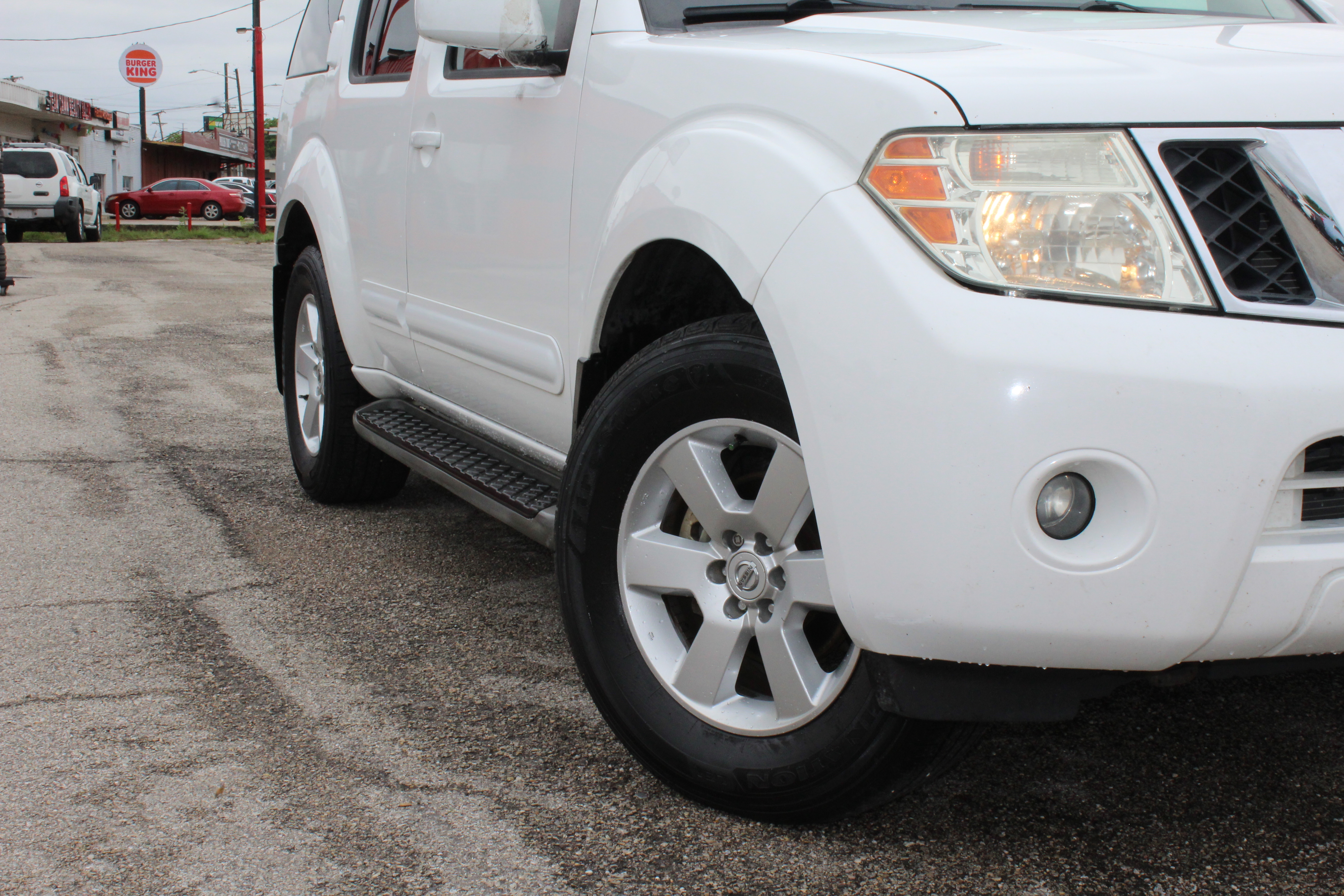 2010 Nissan Pathfinder 4WD 4dr V6 SE - White exterior view 5
