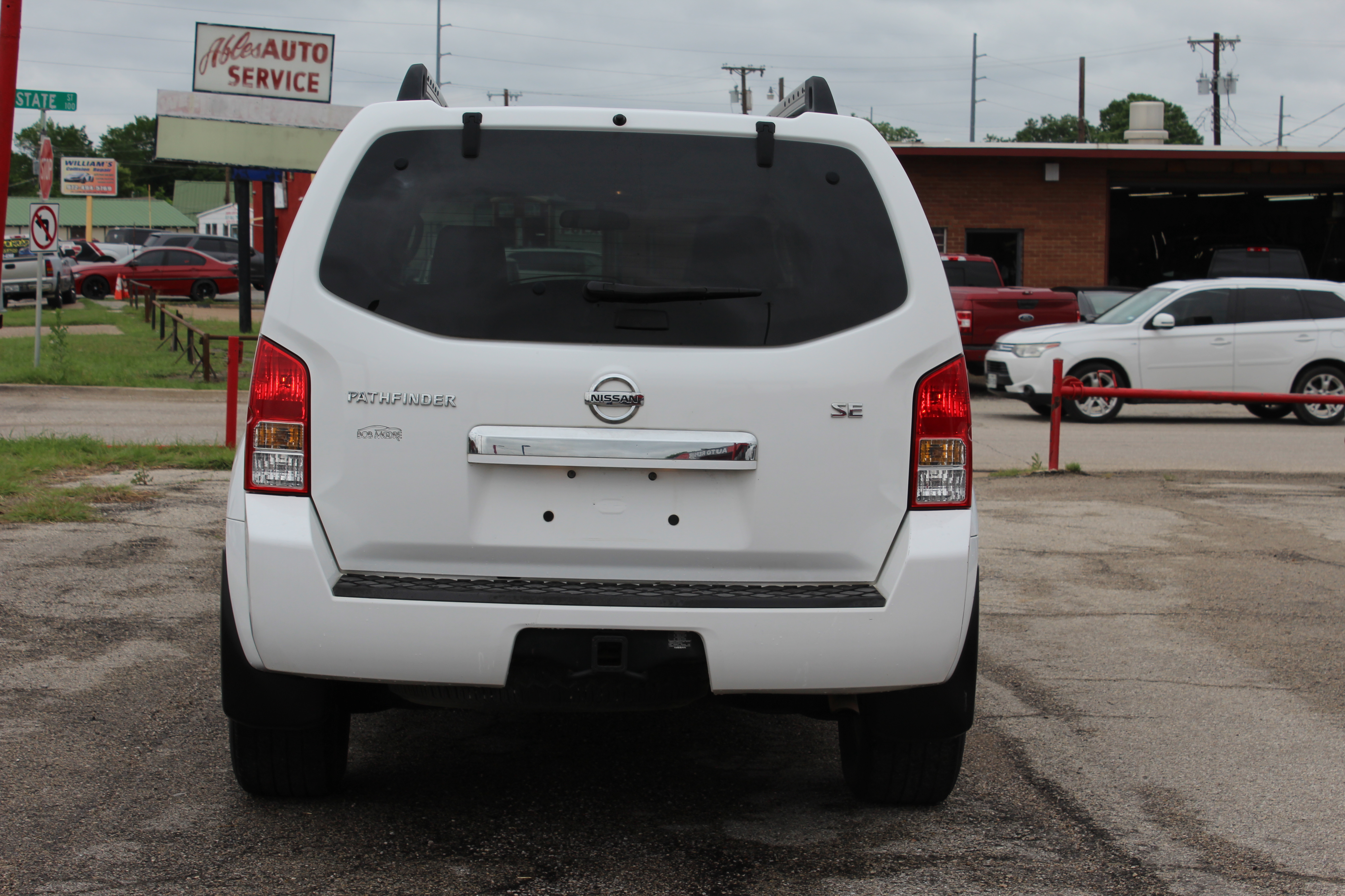 2010 Nissan Pathfinder 4WD 4dr V6 SE - White exterior view 11