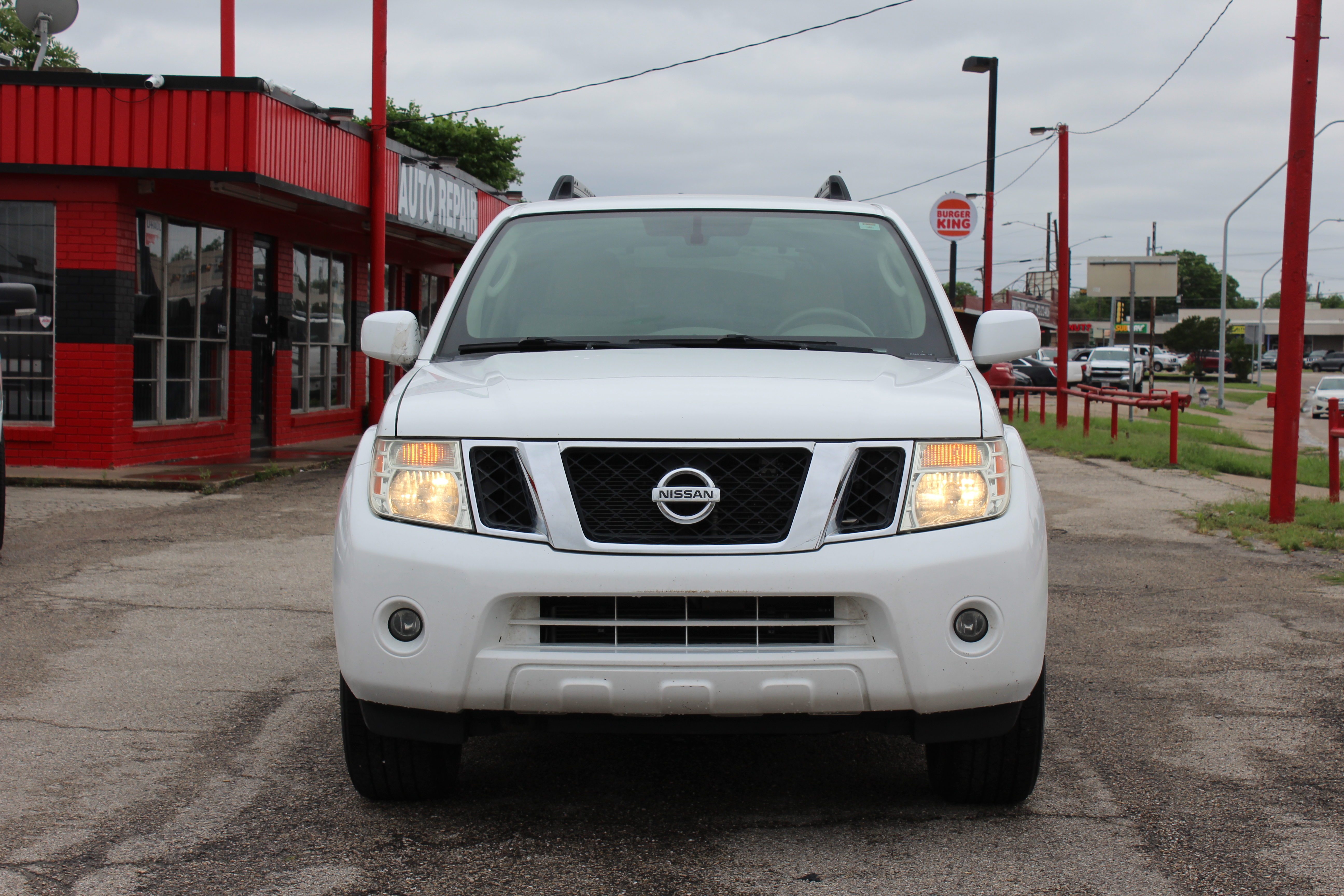2010 Nissan Pathfinder 4WD 4dr V6 SE - White exterior view 7
