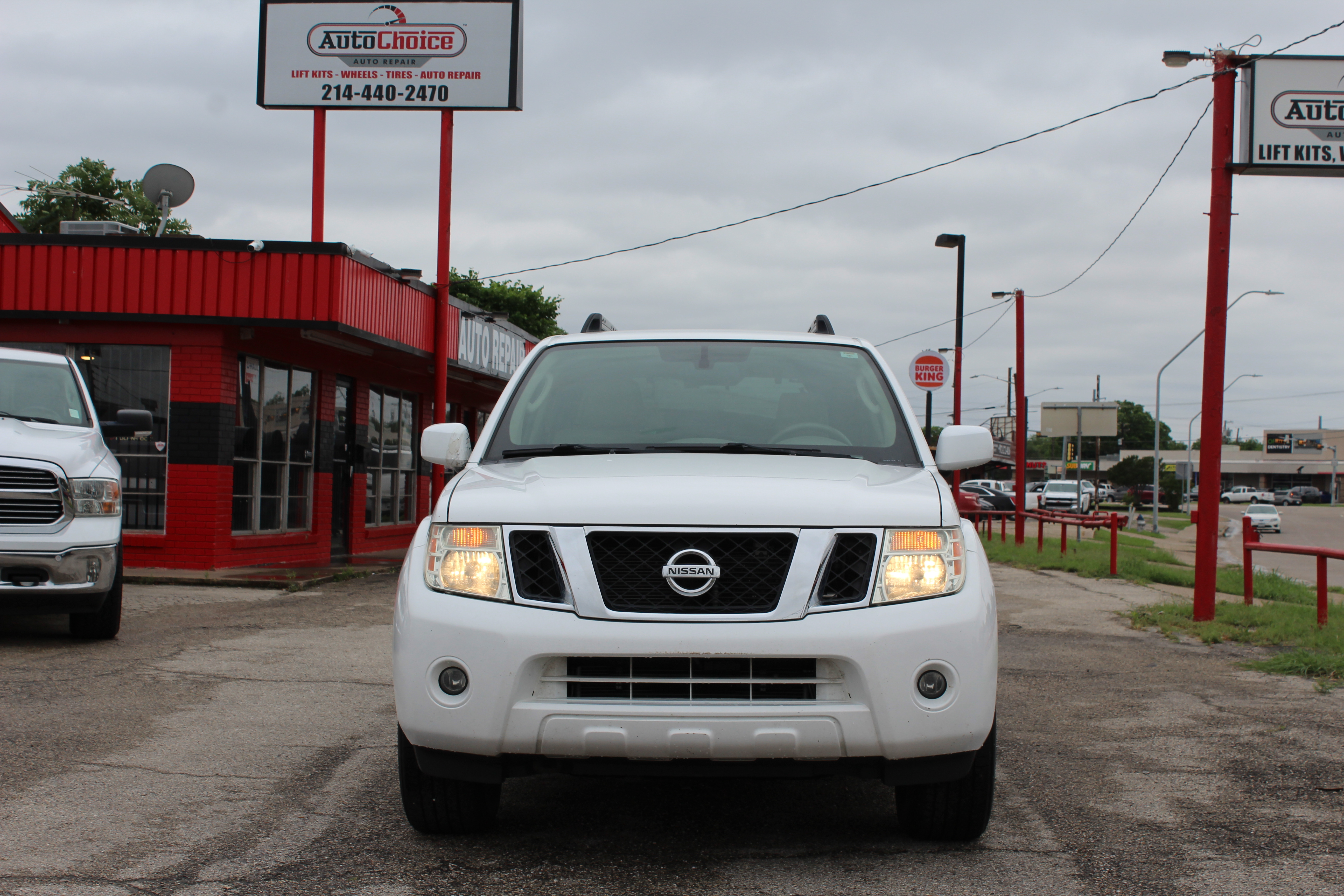 2010 Nissan Pathfinder 4WD 4dr V6 SE - White exterior view 6
