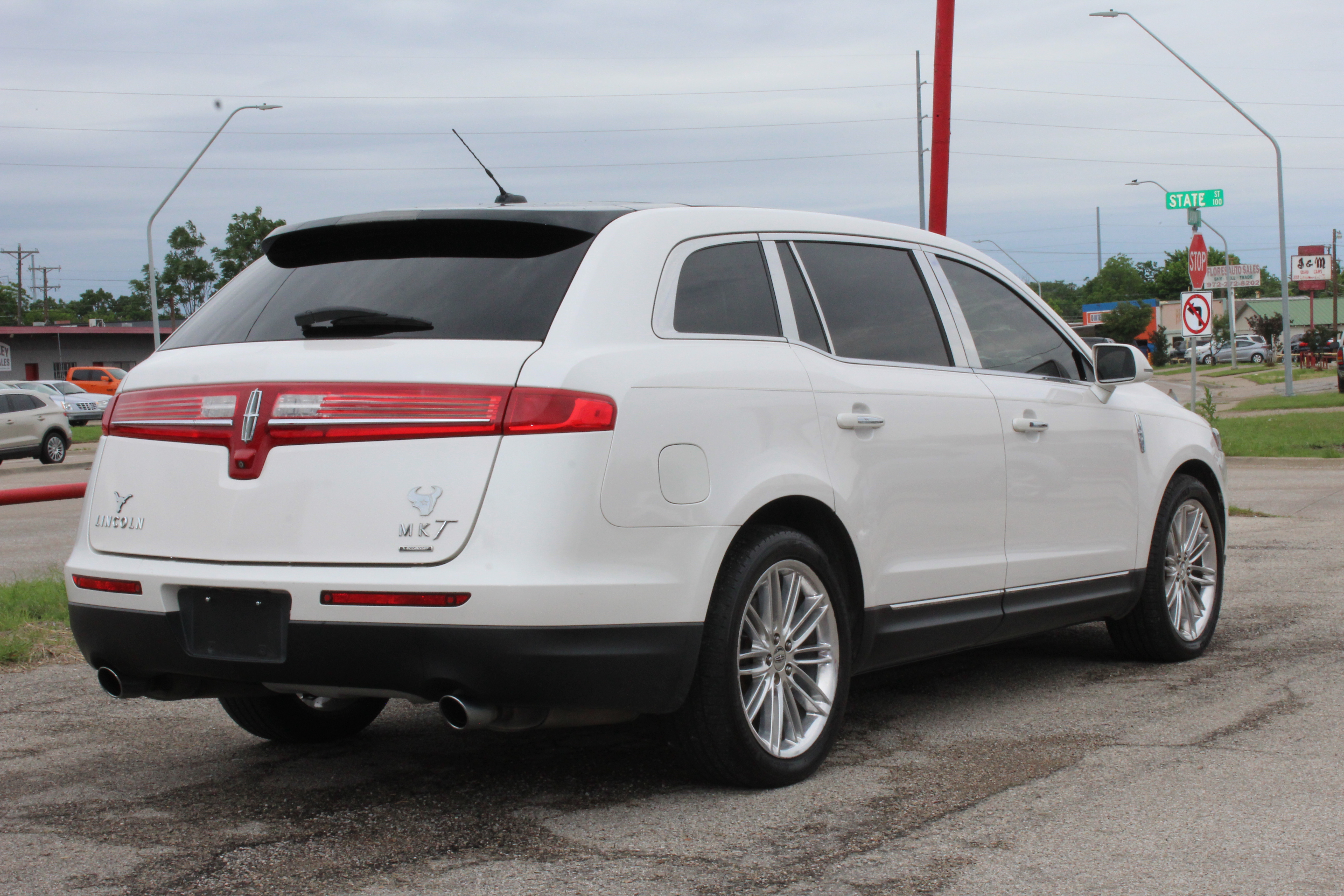 2014 Lincoln MKT 4dr Wgn 3.5L AWD EcoBoost - White exterior view 13