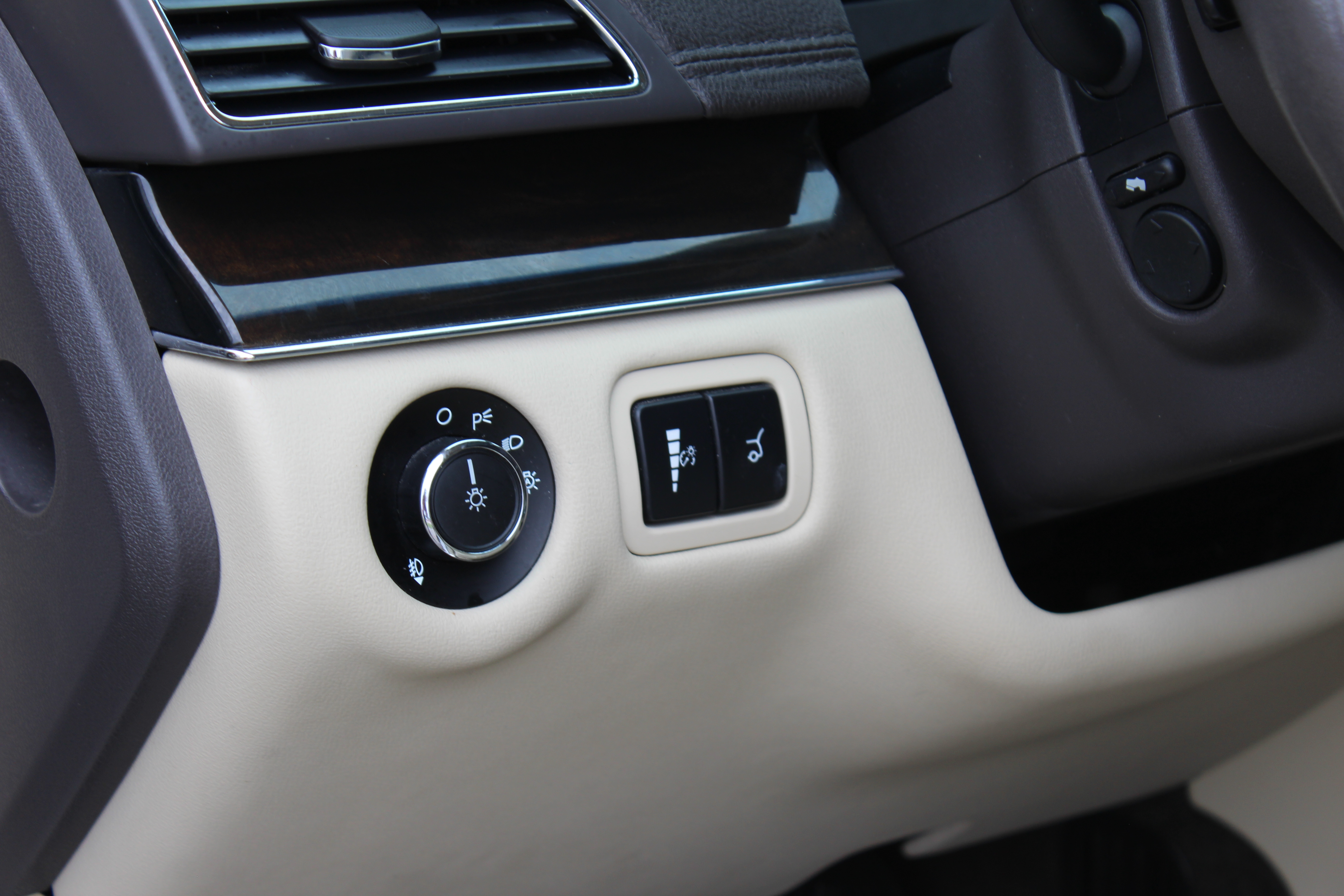 2014 Lincoln MKT 4dr Wgn 3.5L AWD EcoBoost - White exterior view 17