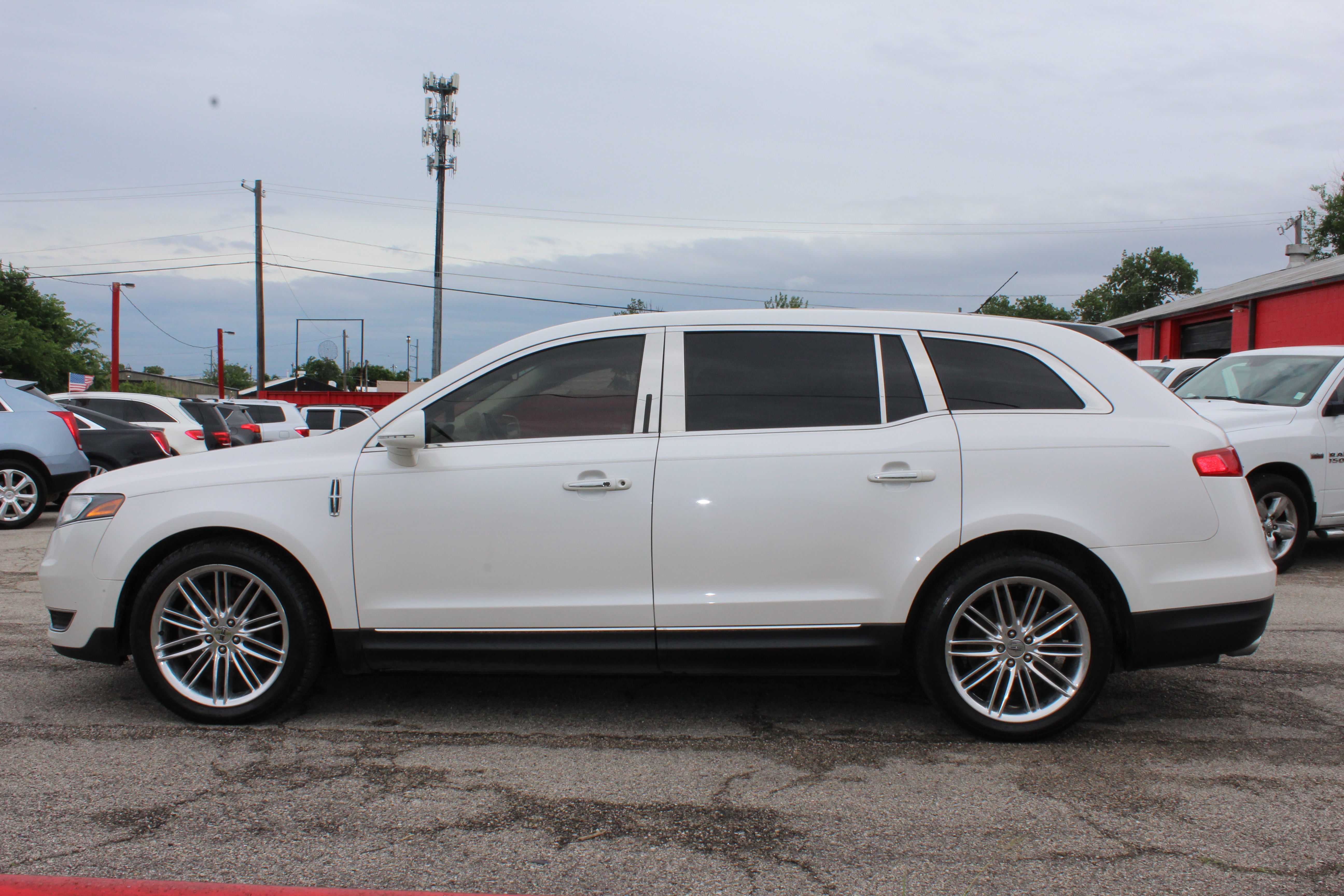 2014 Lincoln MKT 4dr Wgn 3.5L AWD EcoBoost - White exterior view 10