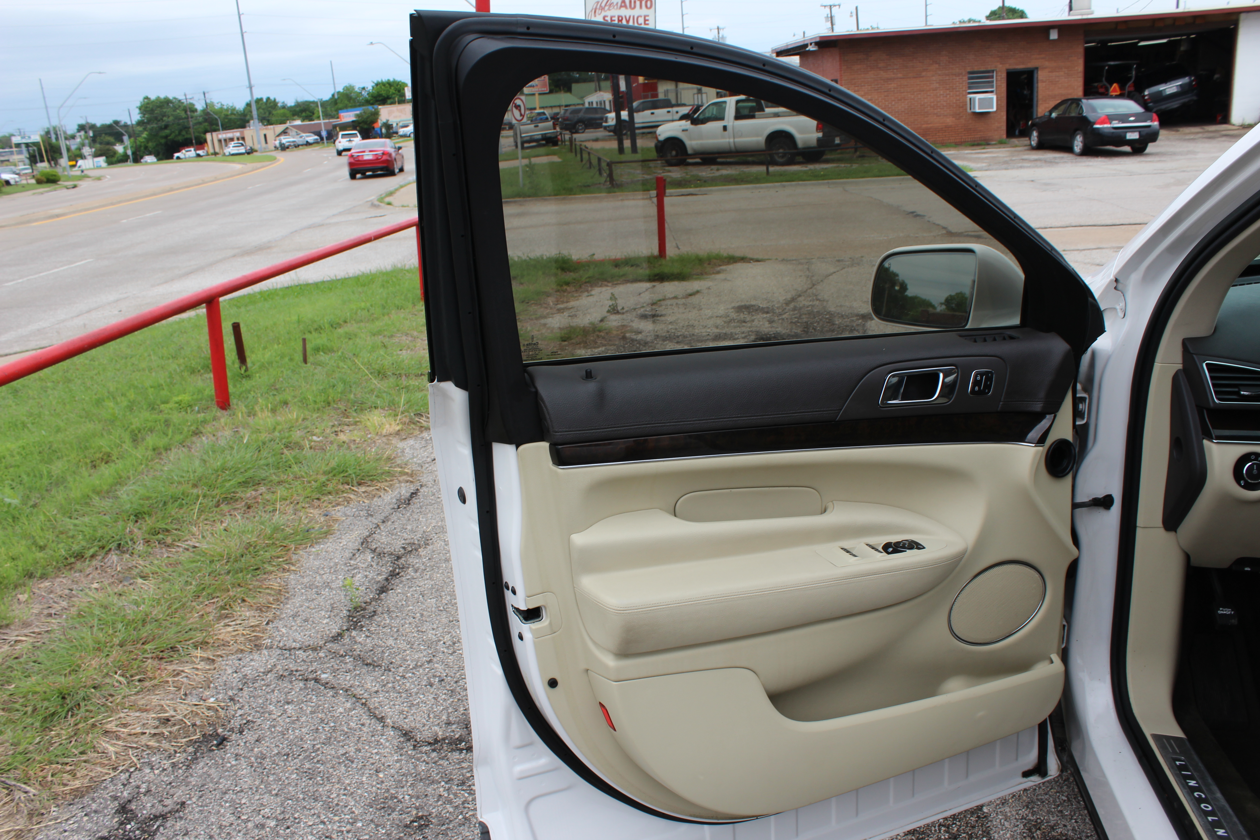 2014 Lincoln MKT 4dr Wgn 3.5L AWD EcoBoost - White exterior view 20