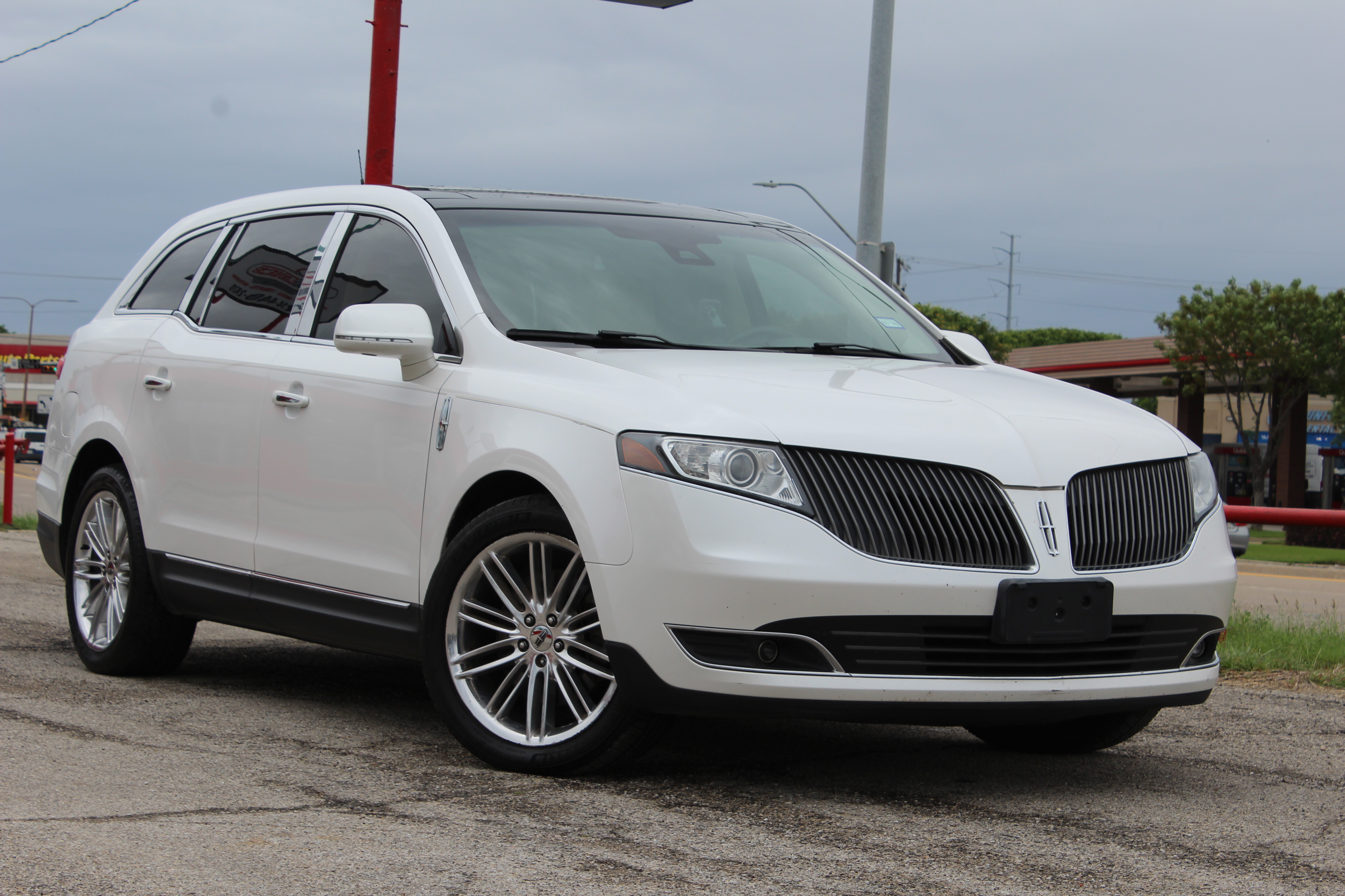 2014 Lincoln MKT 4dr Wgn 3.5L AWD EcoBoost - White exterior view 2