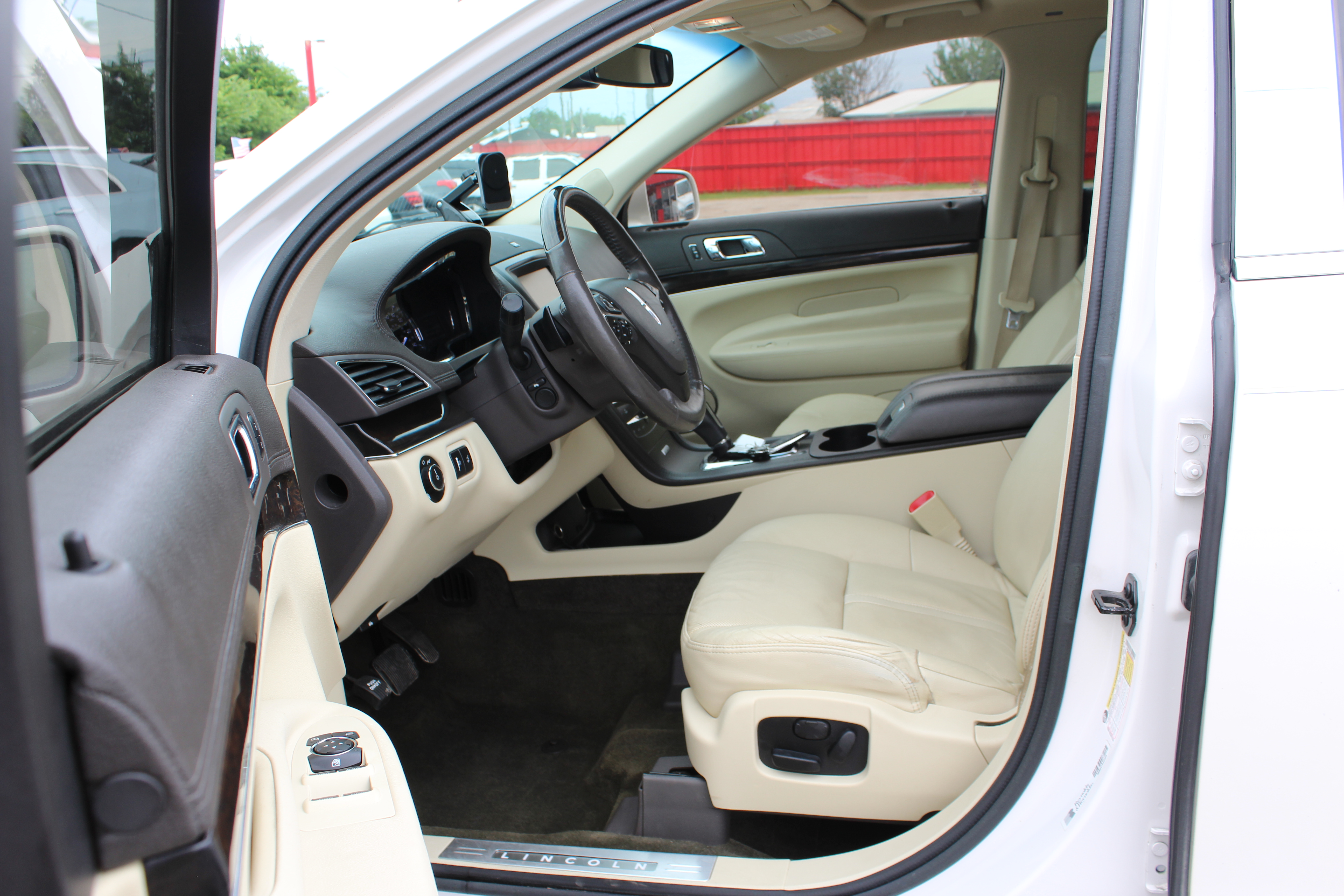 2014 Lincoln MKT 4dr Wgn 3.5L AWD EcoBoost - White exterior view 16