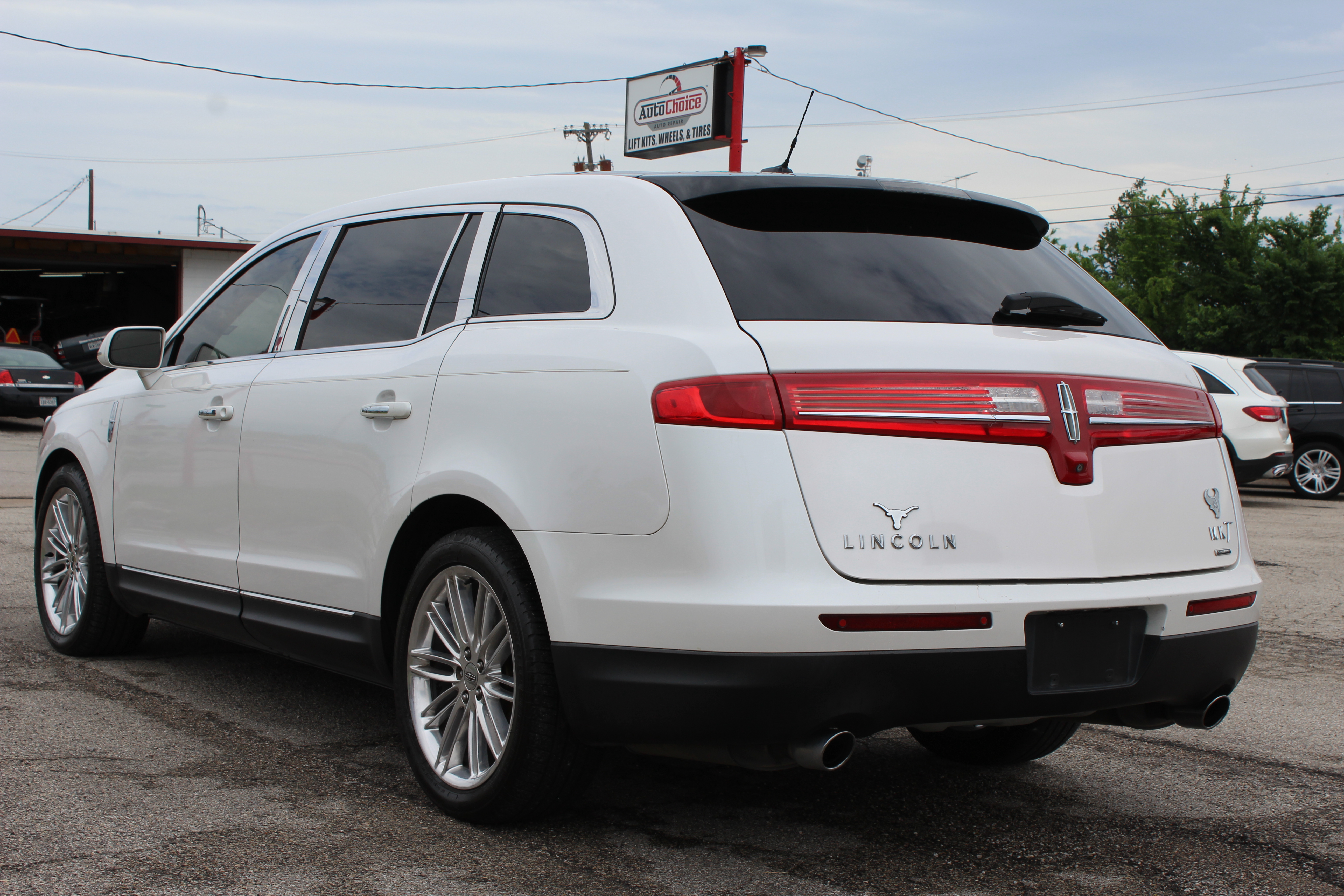 2014 Lincoln MKT 4dr Wgn 3.5L AWD EcoBoost - White exterior view 11