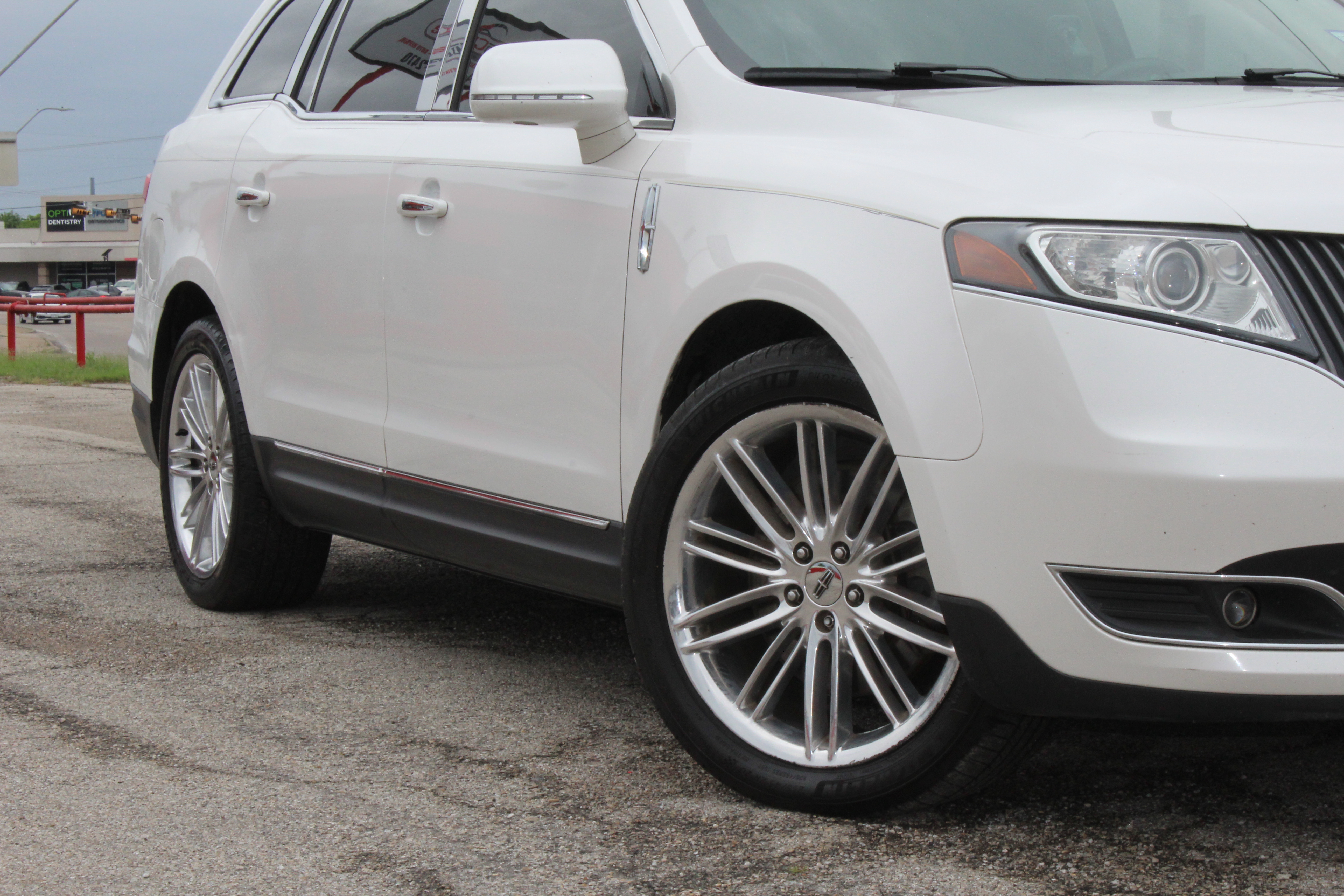 2014 Lincoln MKT 4dr Wgn 3.5L AWD EcoBoost - White exterior view 4