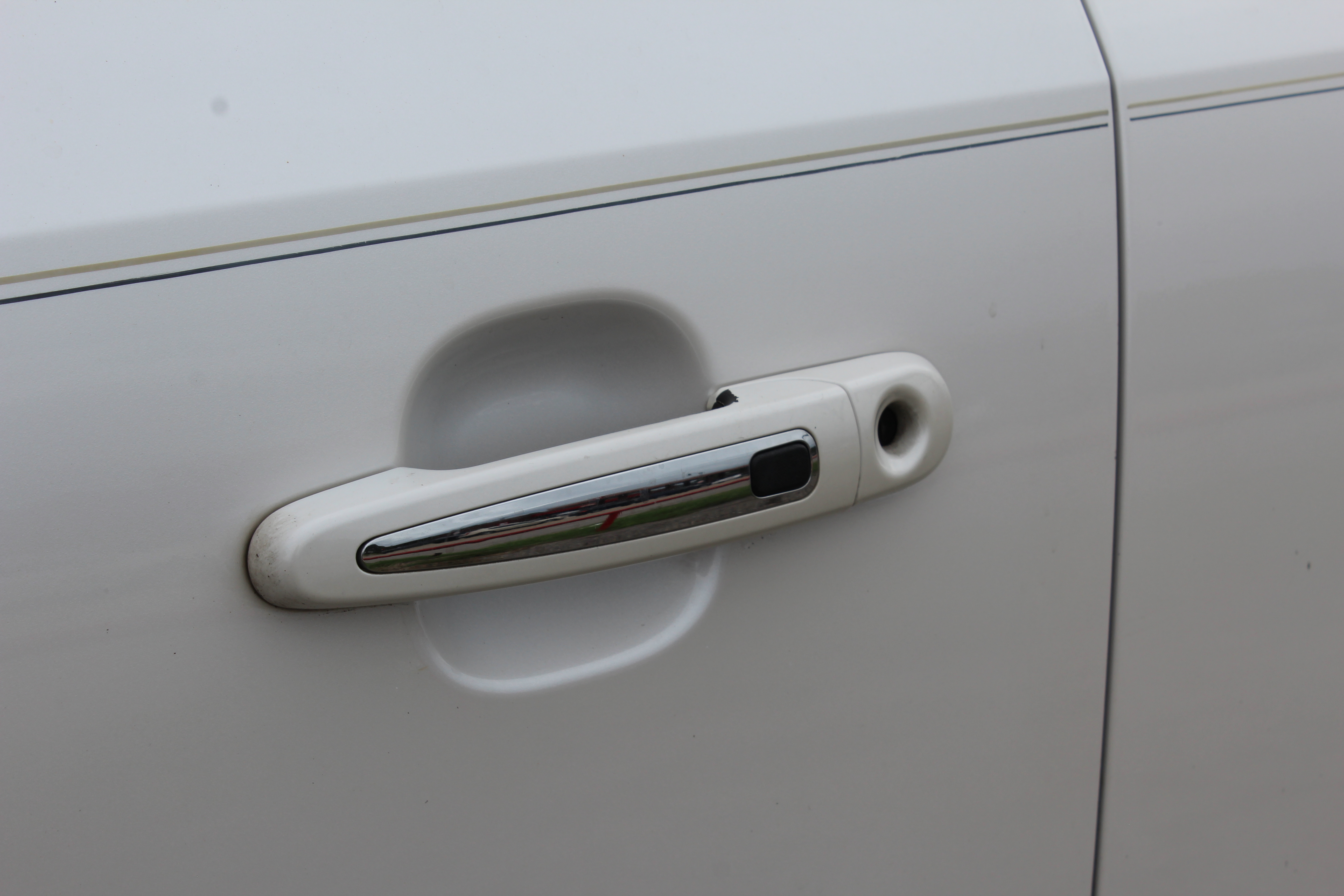 2014 Lincoln MKT 4dr Wgn 3.5L AWD EcoBoost - White exterior view 9