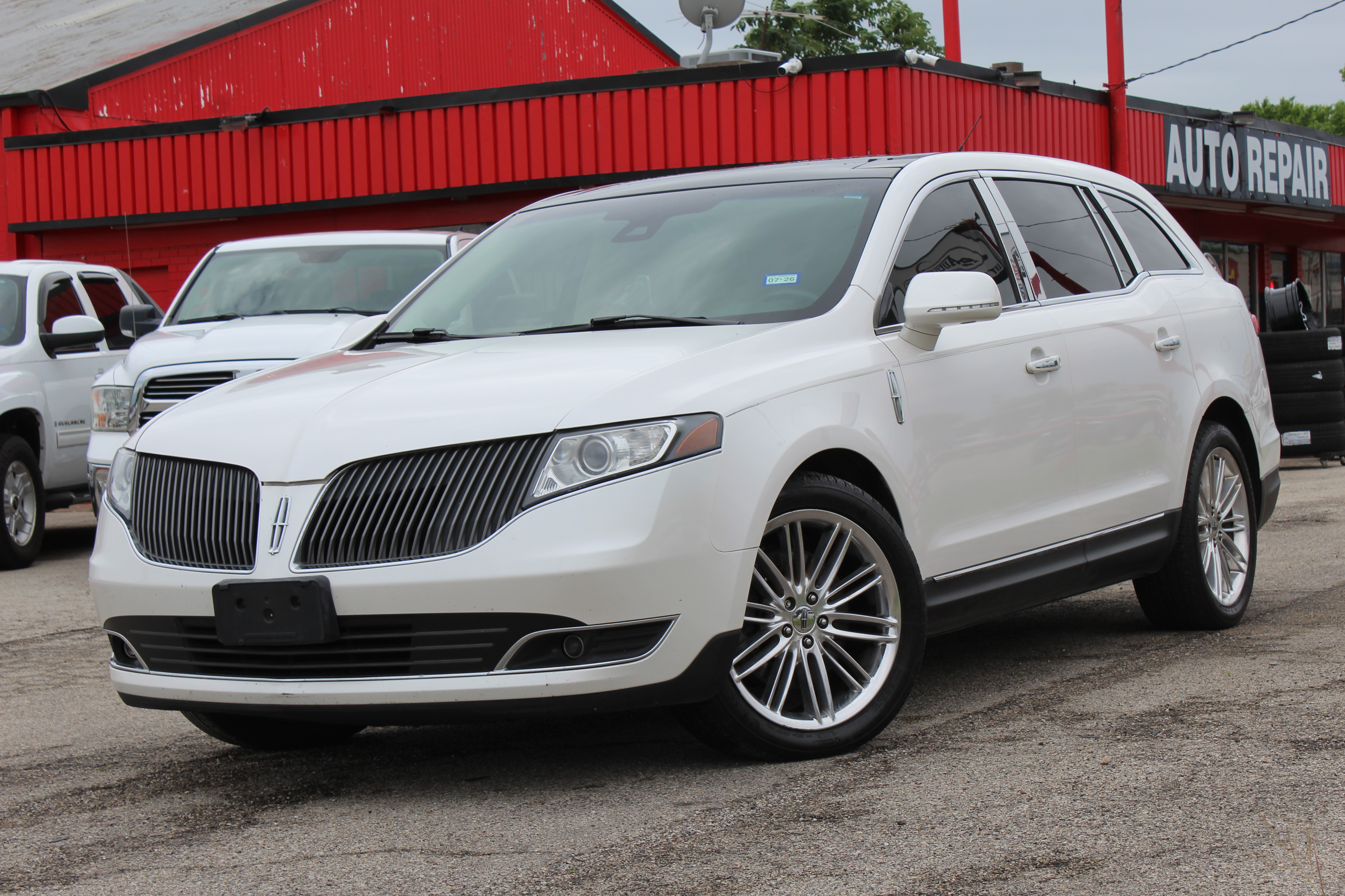 2014 Lincoln MKT 4dr Wgn 3.5L AWD EcoBoost - White exterior view 7
