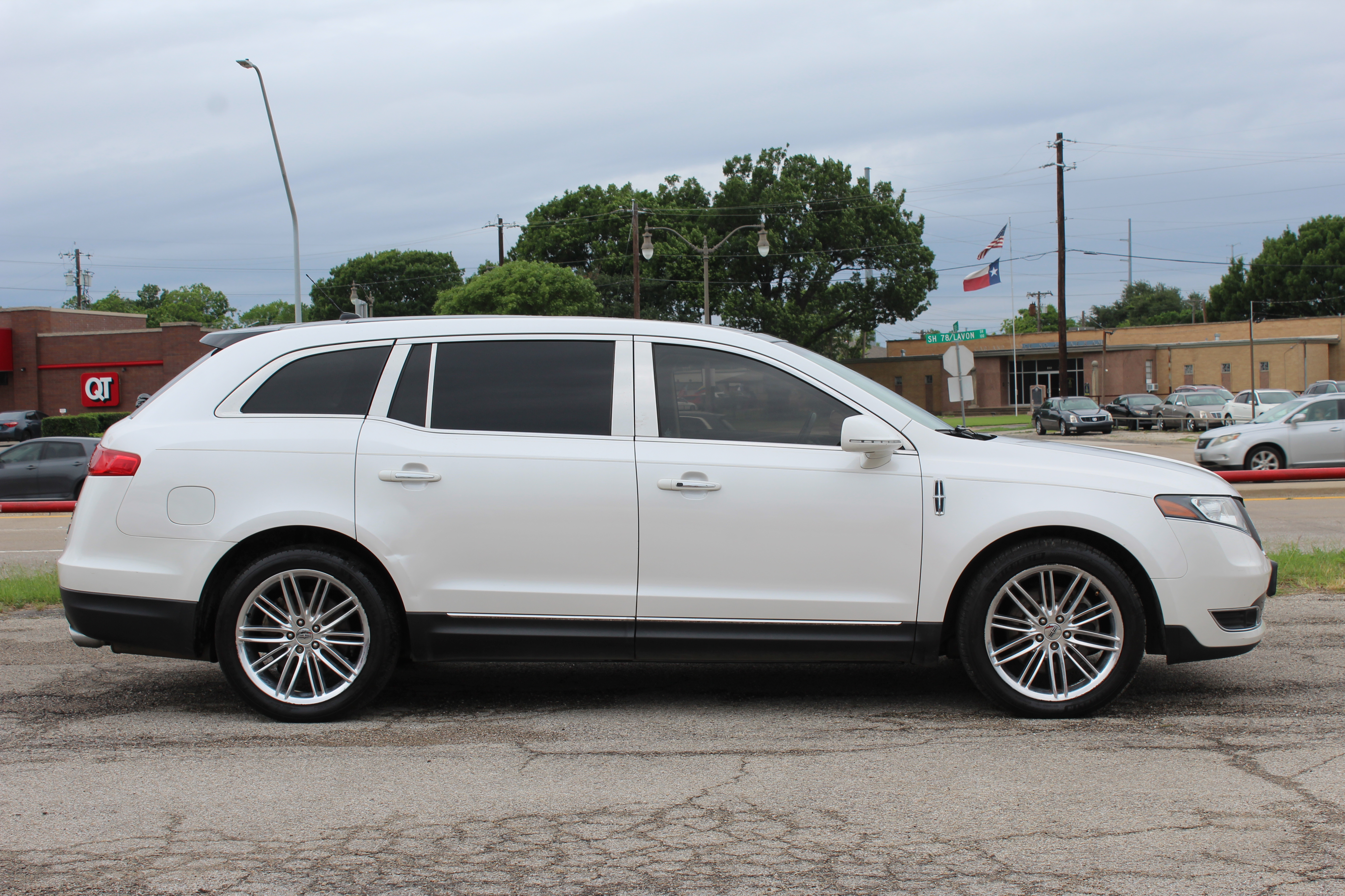 2014 Lincoln MKT 4dr Wgn 3.5L AWD EcoBoost - White exterior view 14