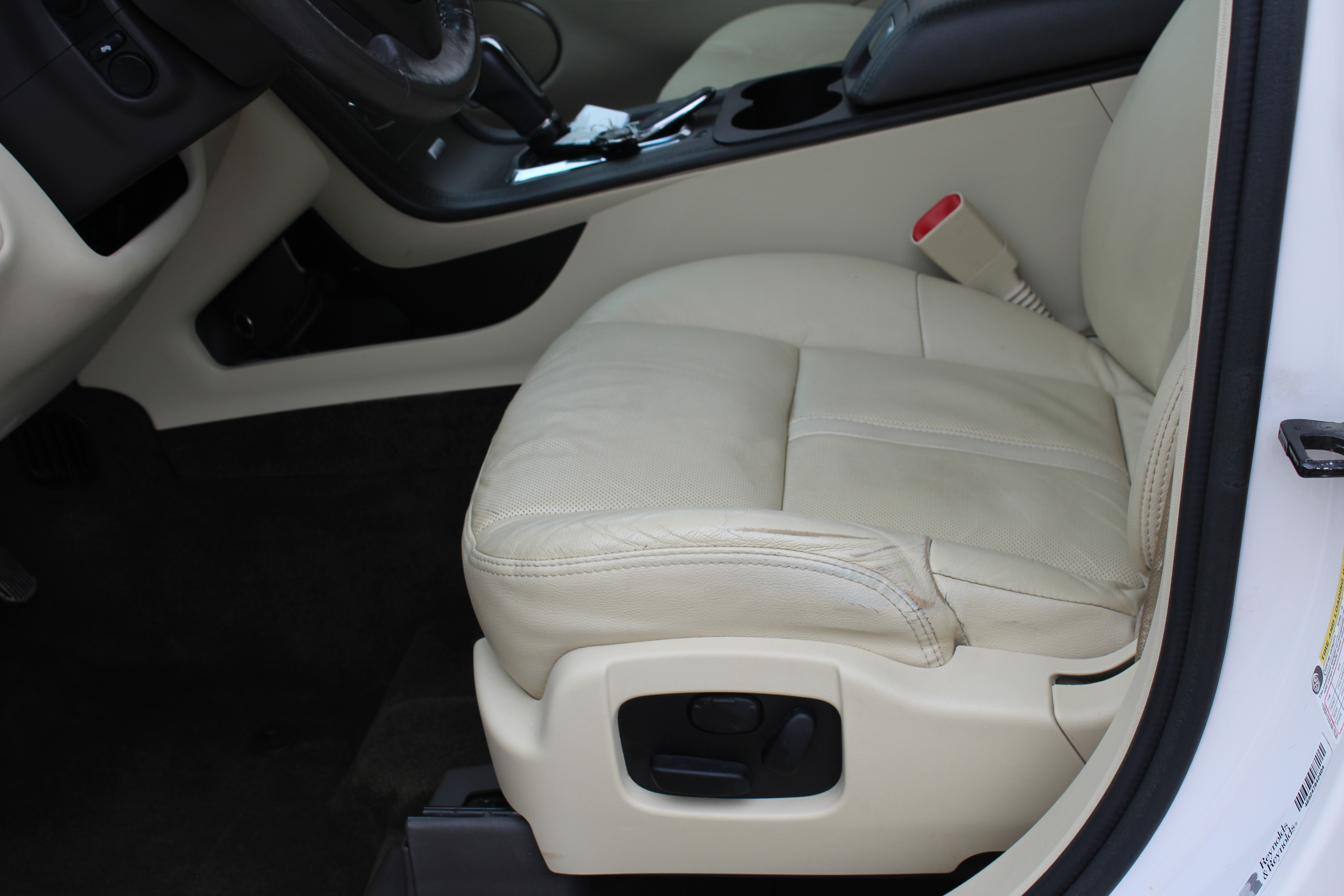 2014 Lincoln MKT 4dr Wgn 3.5L AWD EcoBoost - White exterior view 15