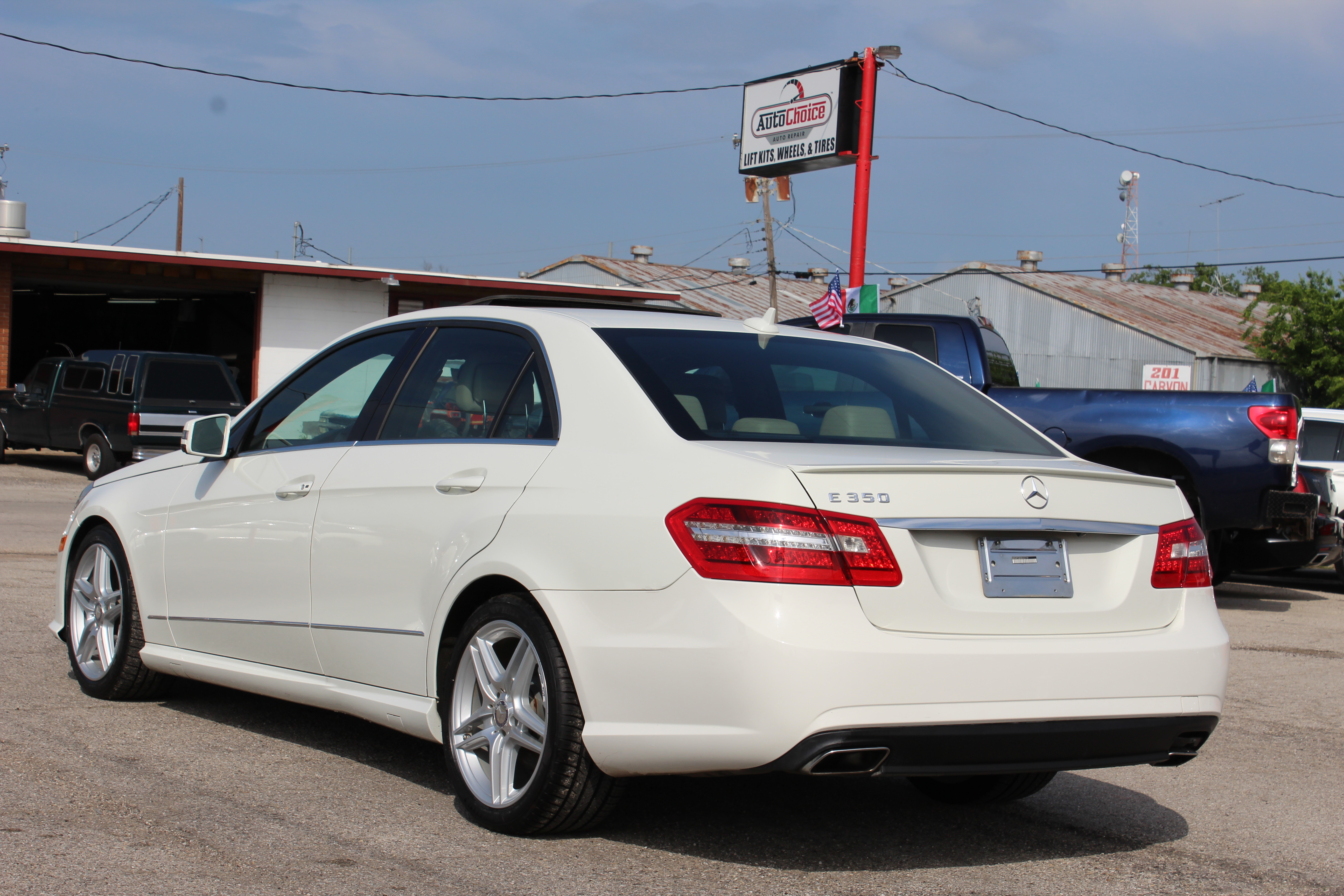 2011 Mercedes-Benz E 350 4dr Sdn E 350 Luxury RWD - White exterior view 8