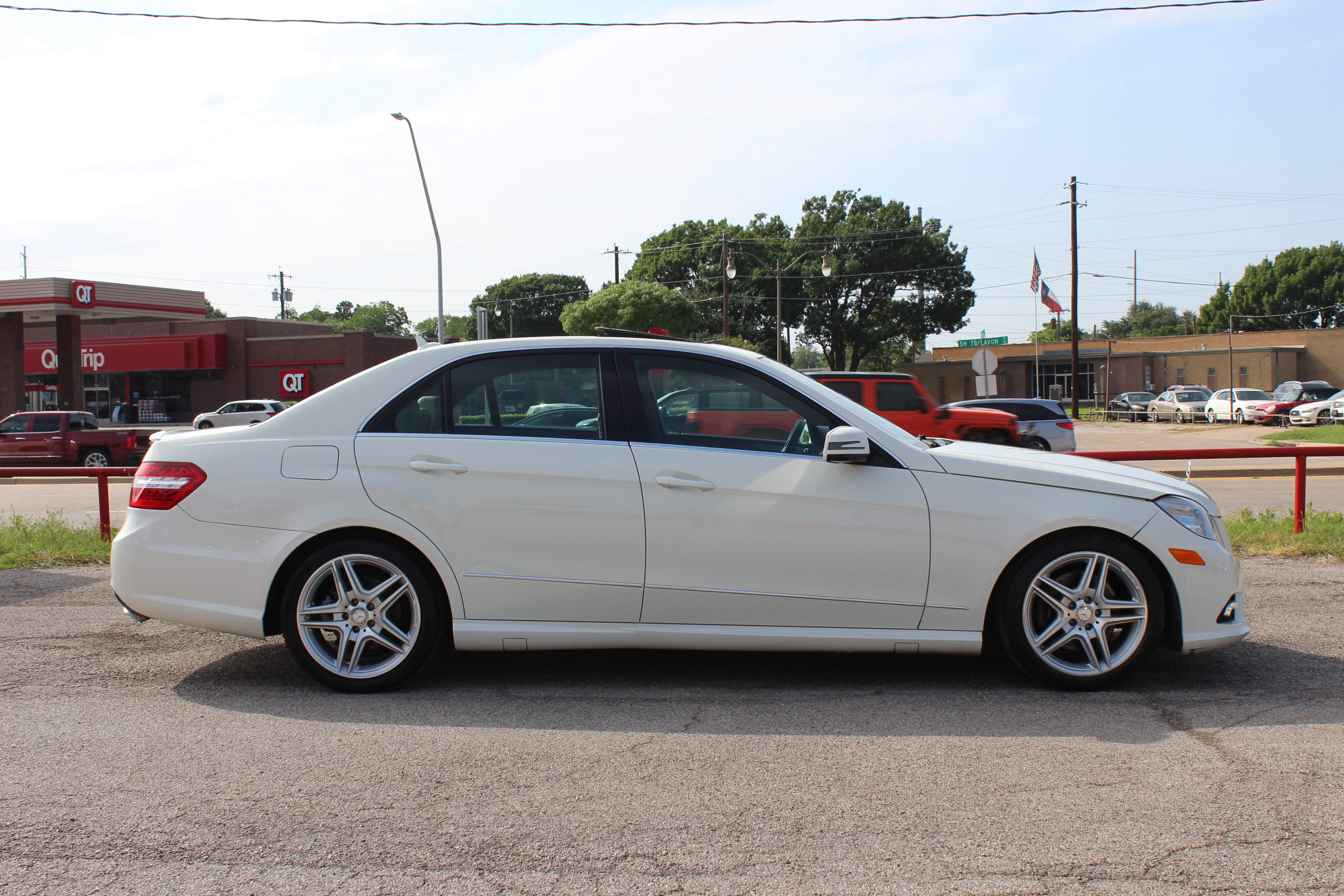 2011 Mercedes-Benz E 350 4dr Sdn E 350 Luxury RWD - White exterior view 11