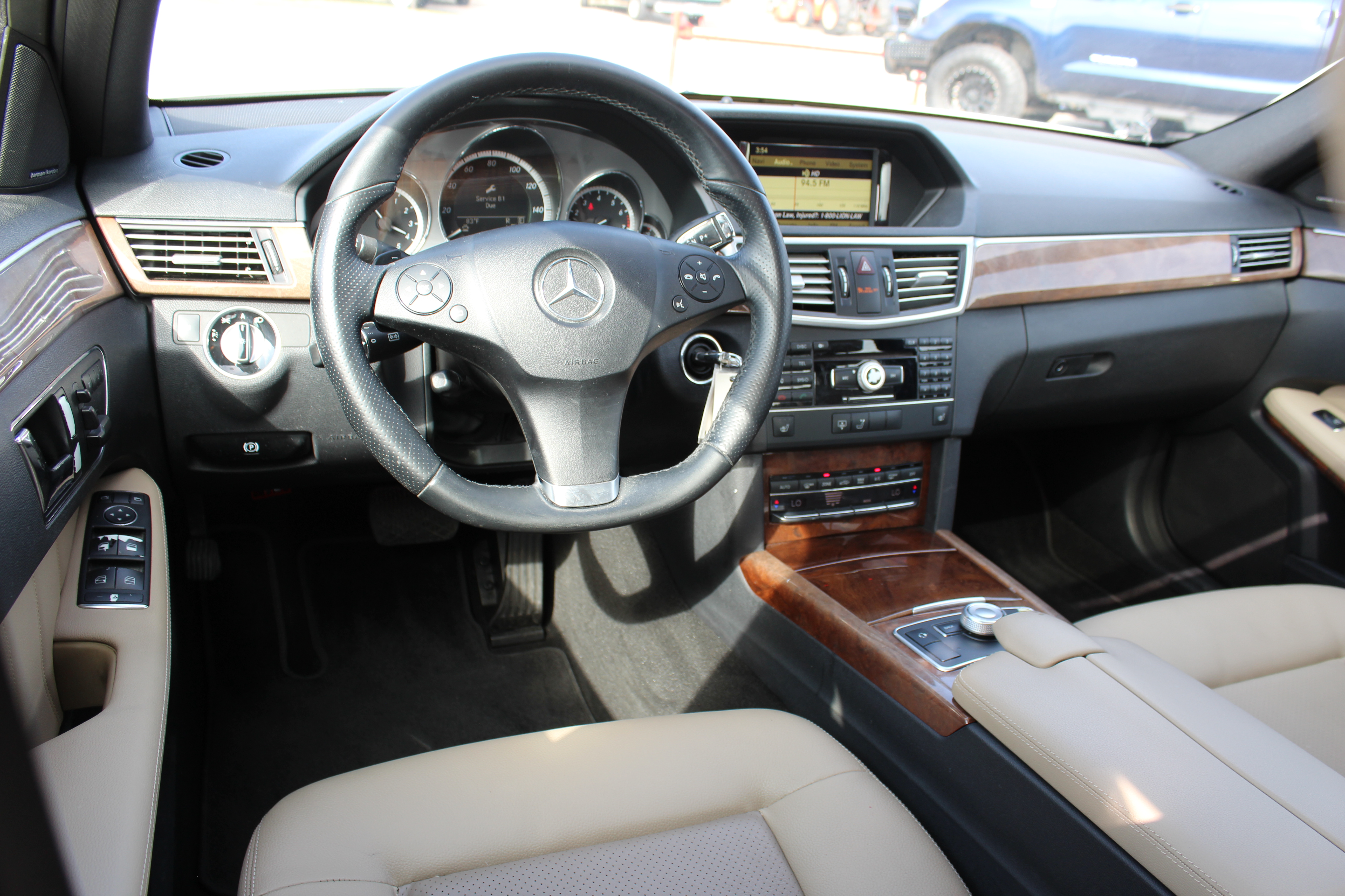 2011 Mercedes-Benz E 350 4dr Sdn E 350 Luxury RWD - White exterior view 17