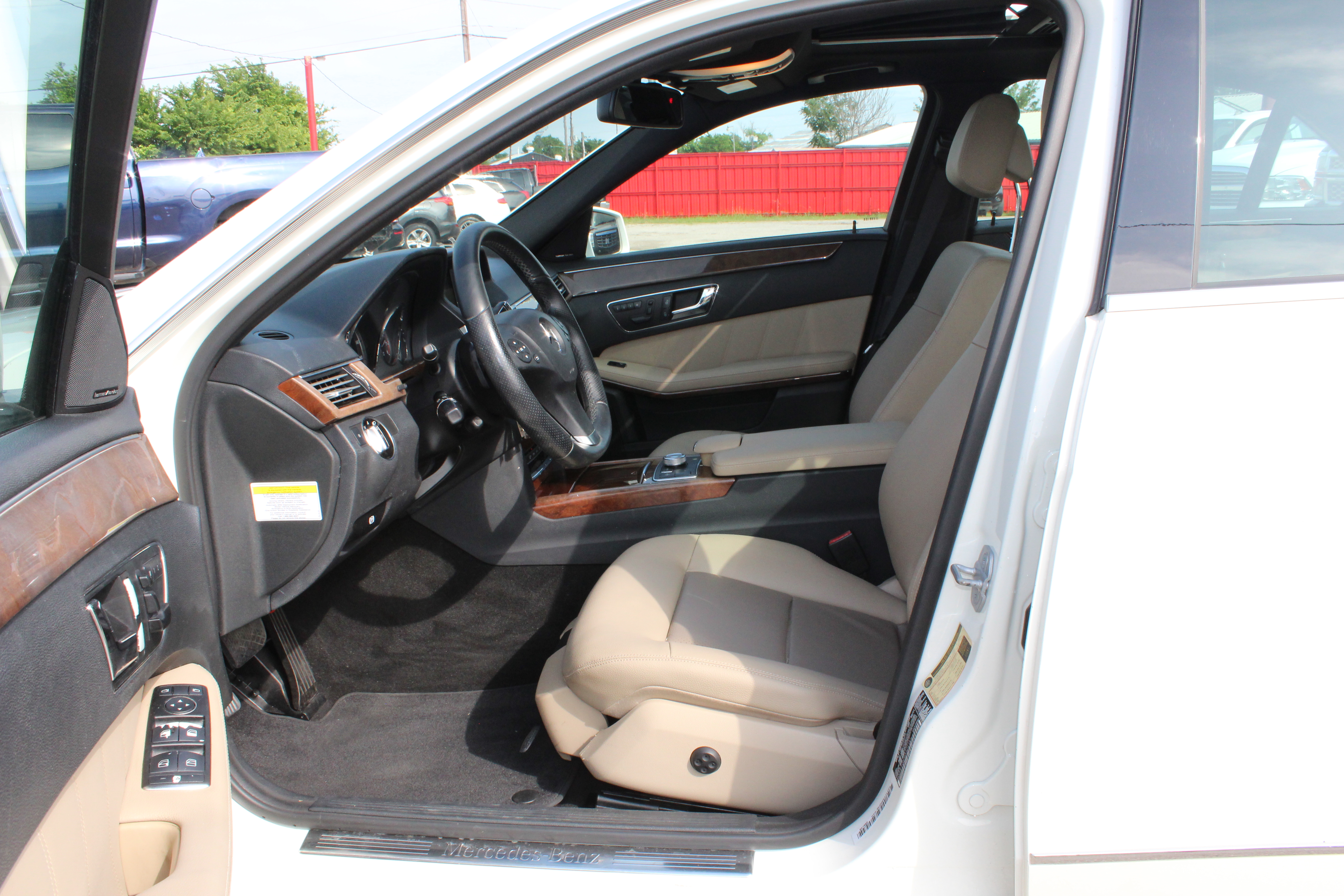 2011 Mercedes-Benz E 350 4dr Sdn E 350 Luxury RWD - White exterior view 12