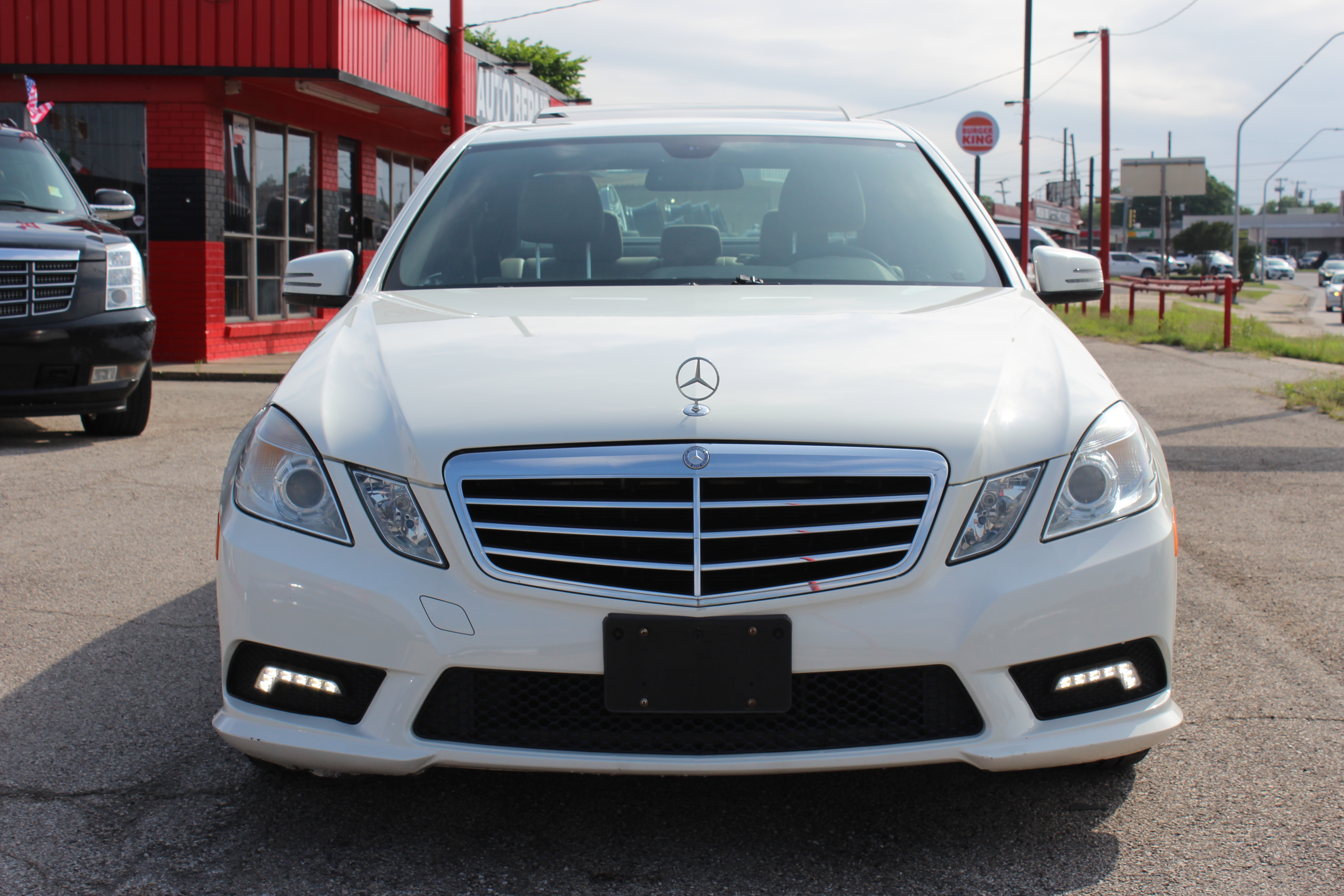 2011 Mercedes-Benz E 350 4dr Sdn E 350 Luxury RWD - White exterior view 4