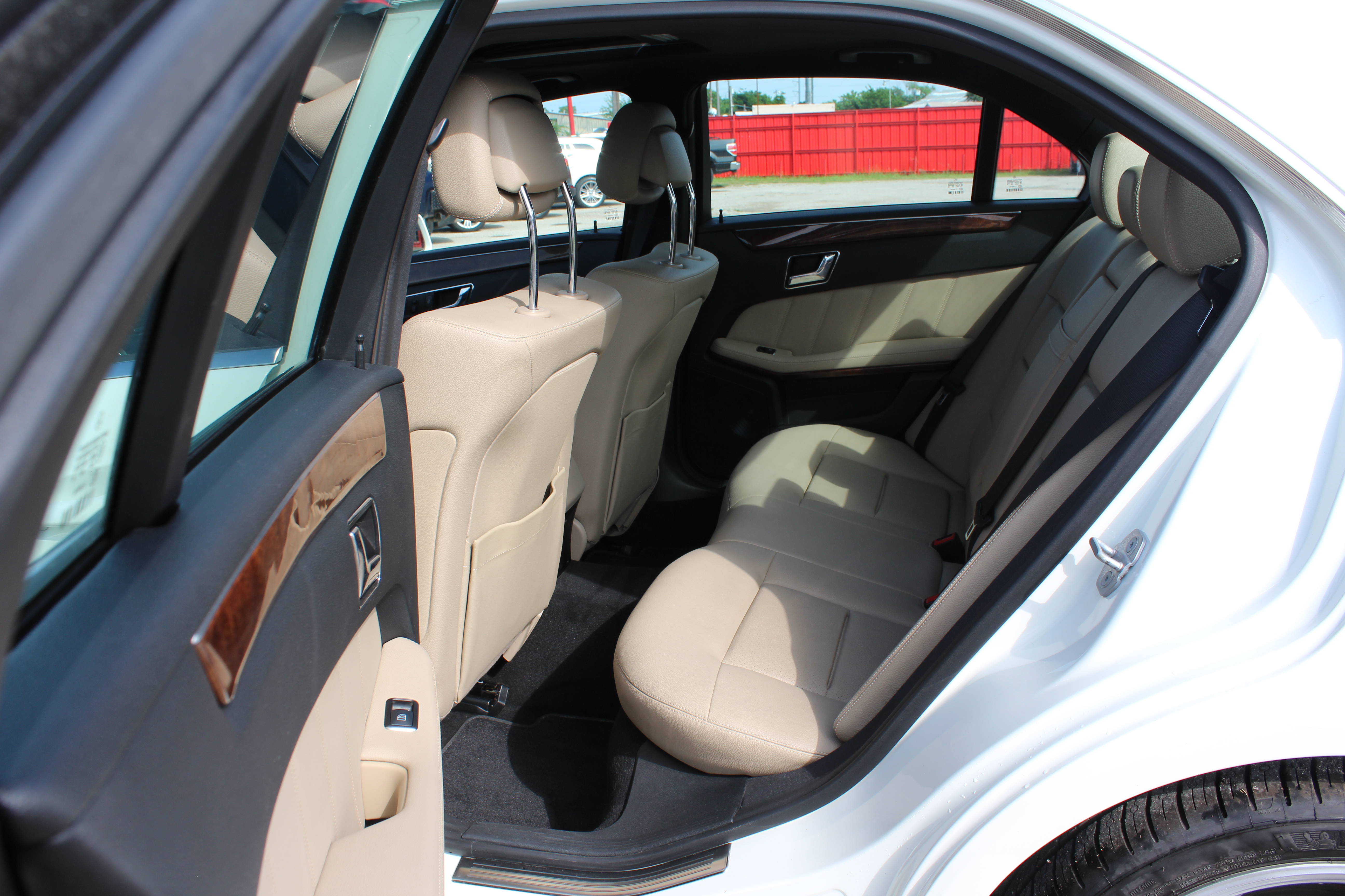 2011 Mercedes-Benz E 350 4dr Sdn E 350 Luxury RWD - White exterior view 18