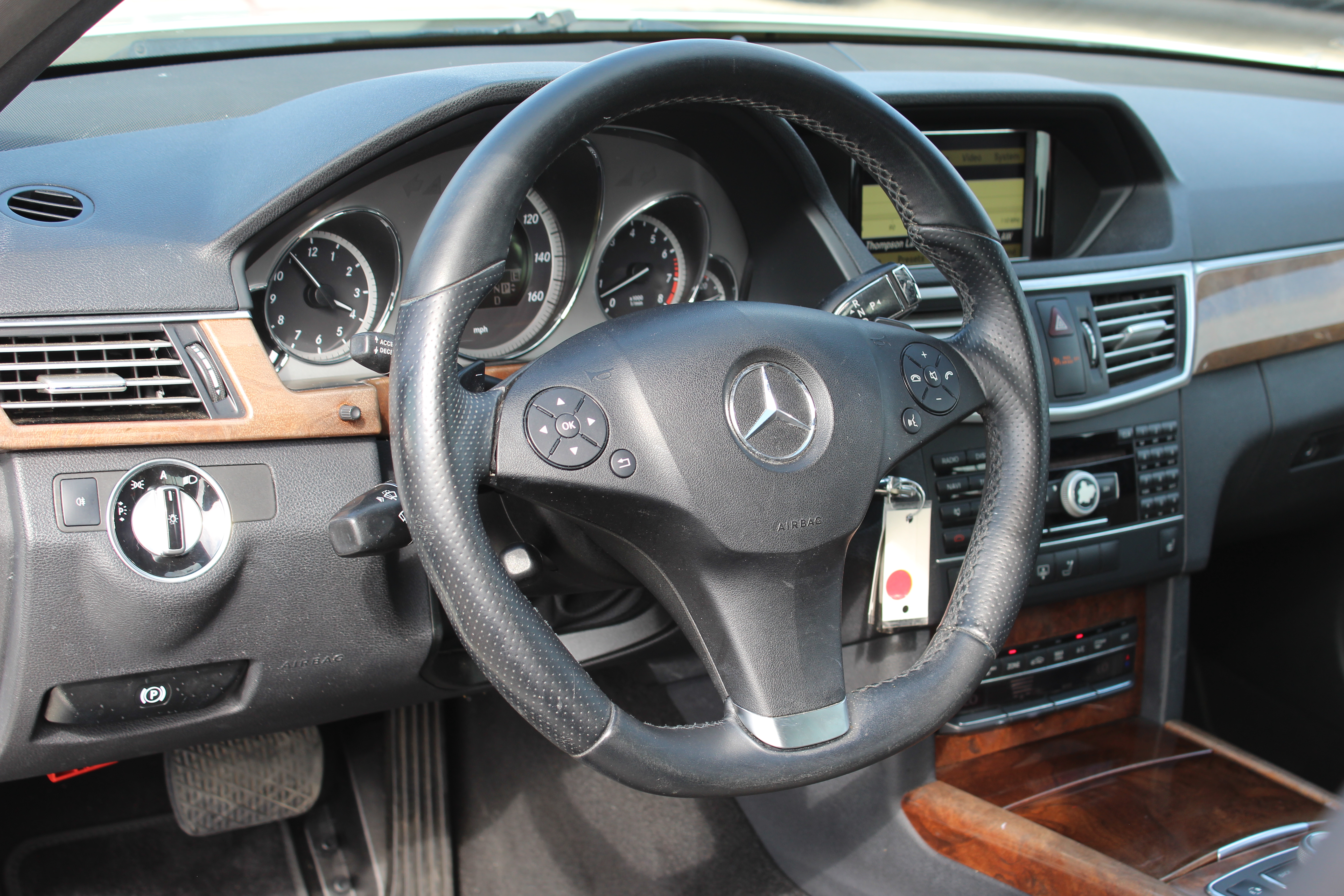 2011 Mercedes-Benz E 350 4dr Sdn E 350 Luxury RWD - White exterior view 16