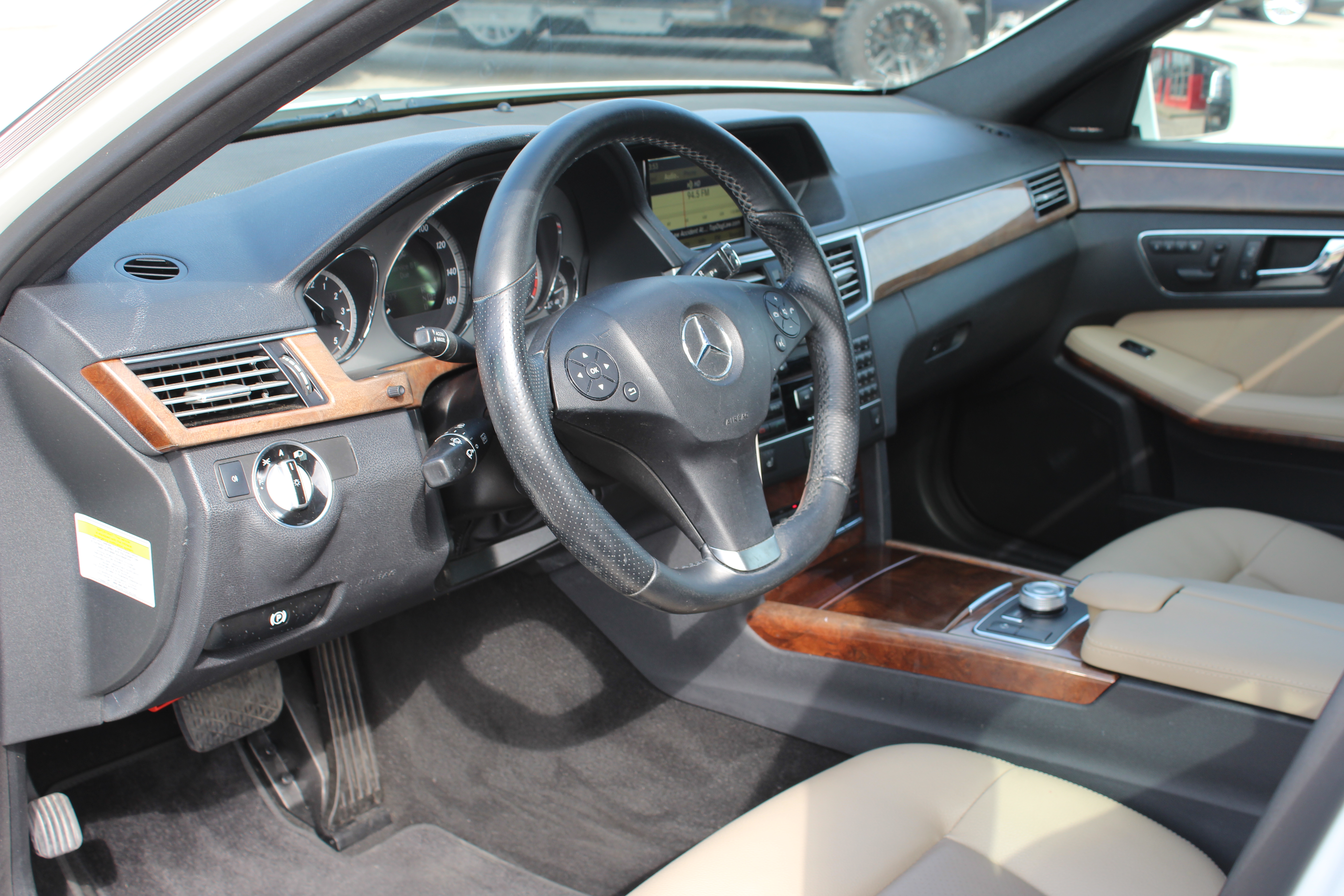 2011 Mercedes-Benz E 350 4dr Sdn E 350 Luxury RWD - White exterior view 13