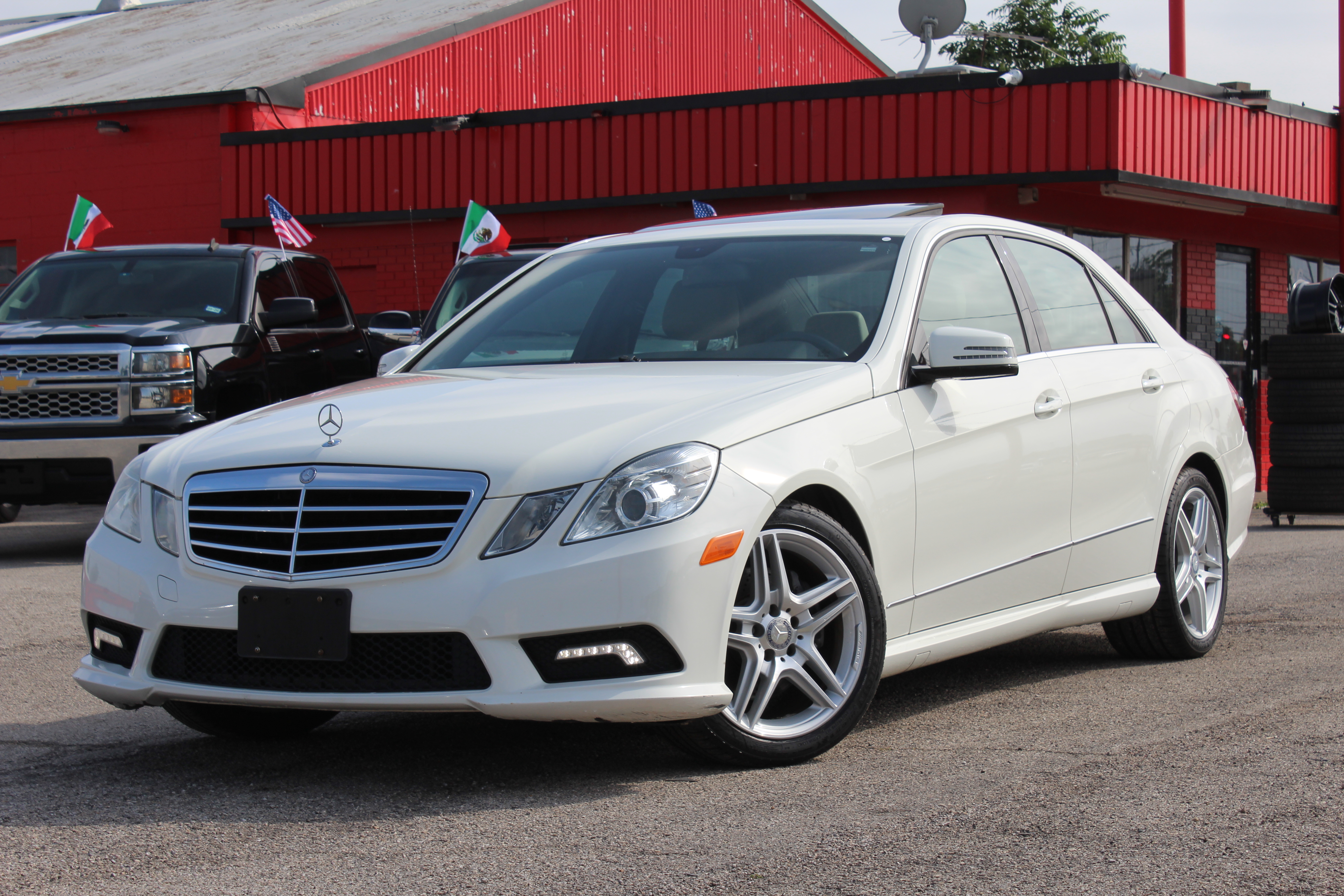 2011 Mercedes-Benz E 350 4dr Sdn E 350 Luxury RWD - White exterior view 5