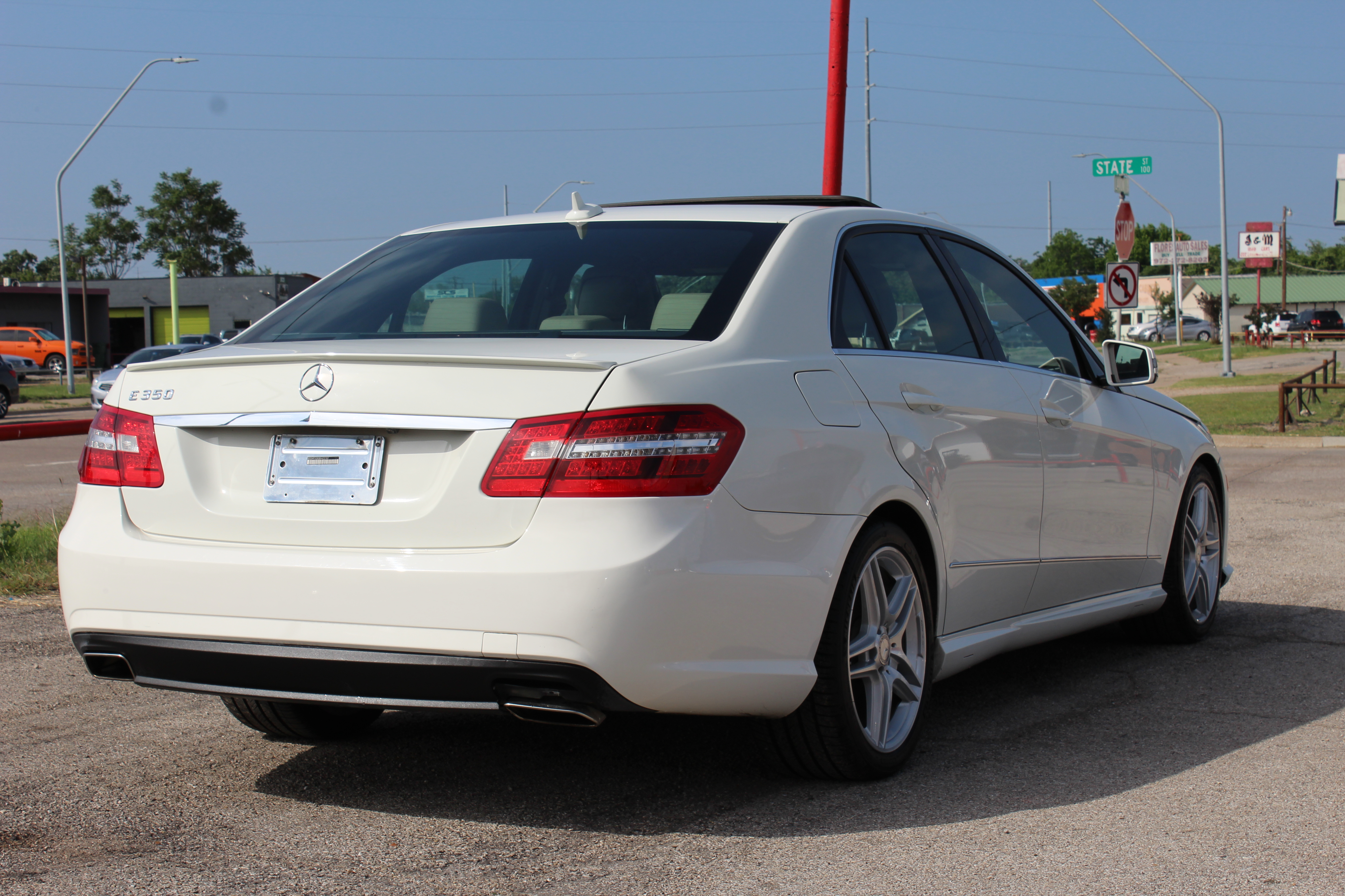 2011 Mercedes-Benz E 350 4dr Sdn E 350 Luxury RWD - White exterior view 9