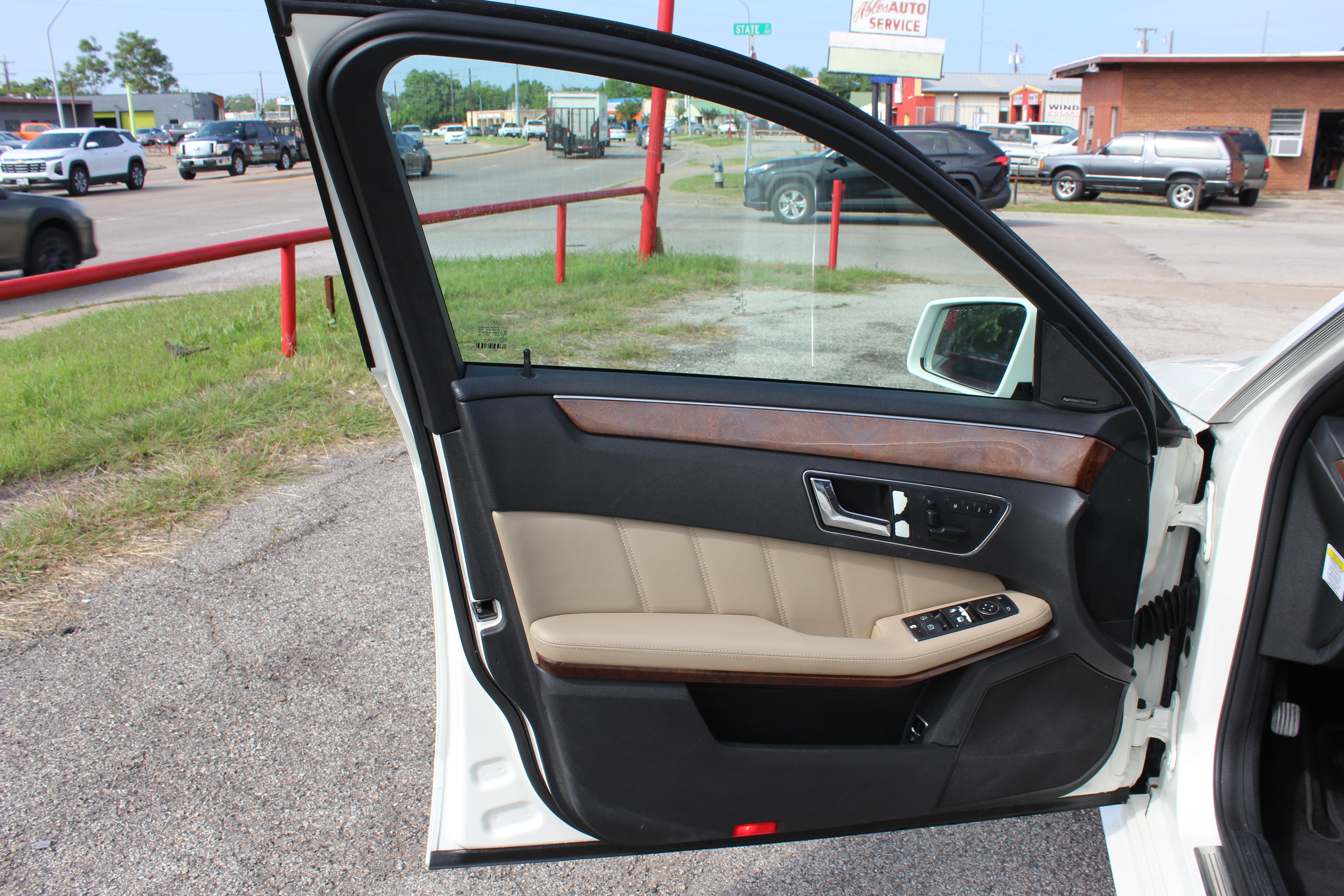 2011 Mercedes-Benz E 350 4dr Sdn E 350 Luxury RWD - White exterior view 14