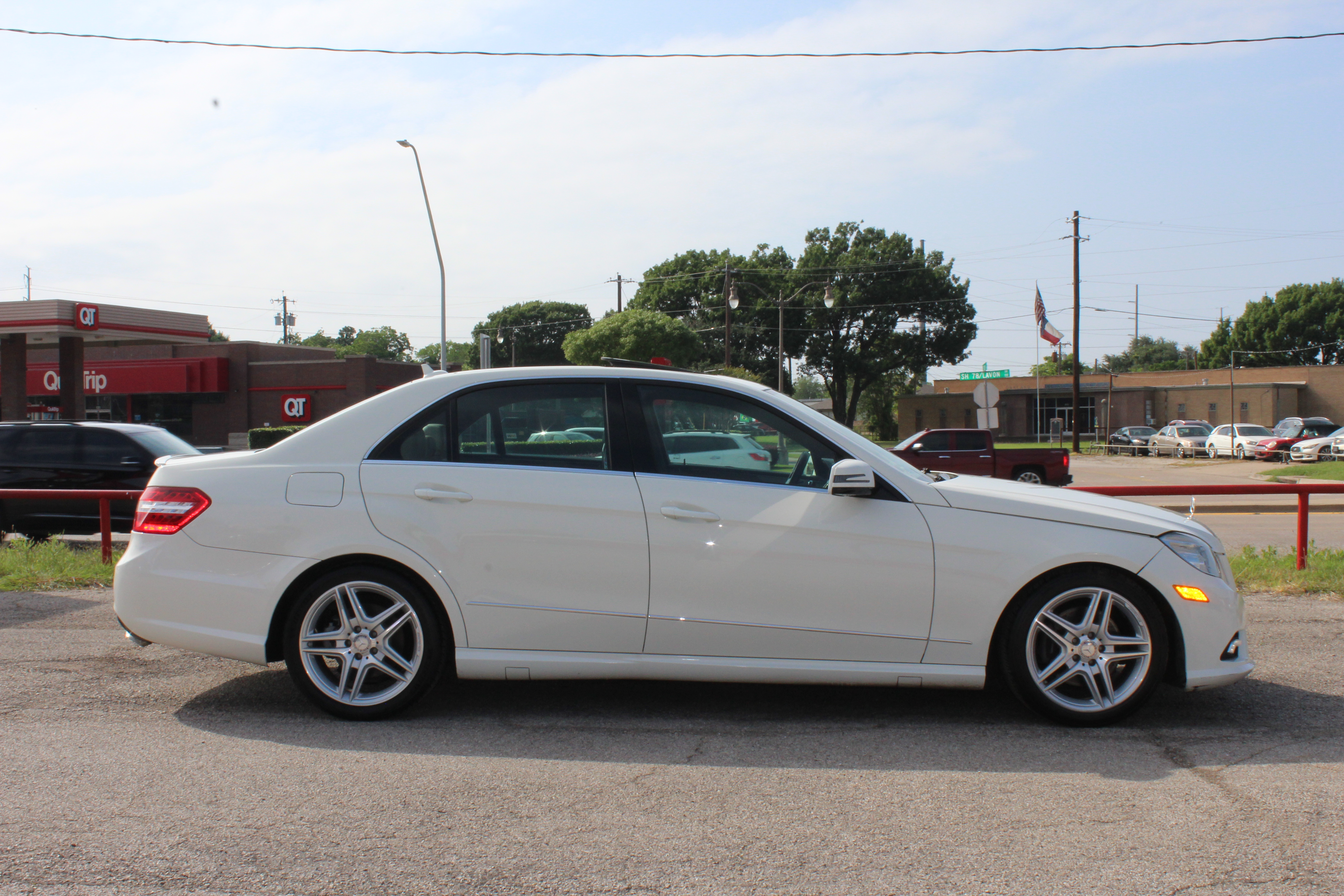 2011 Mercedes-Benz E 350 4dr Sdn E 350 Luxury RWD - White exterior view 10
