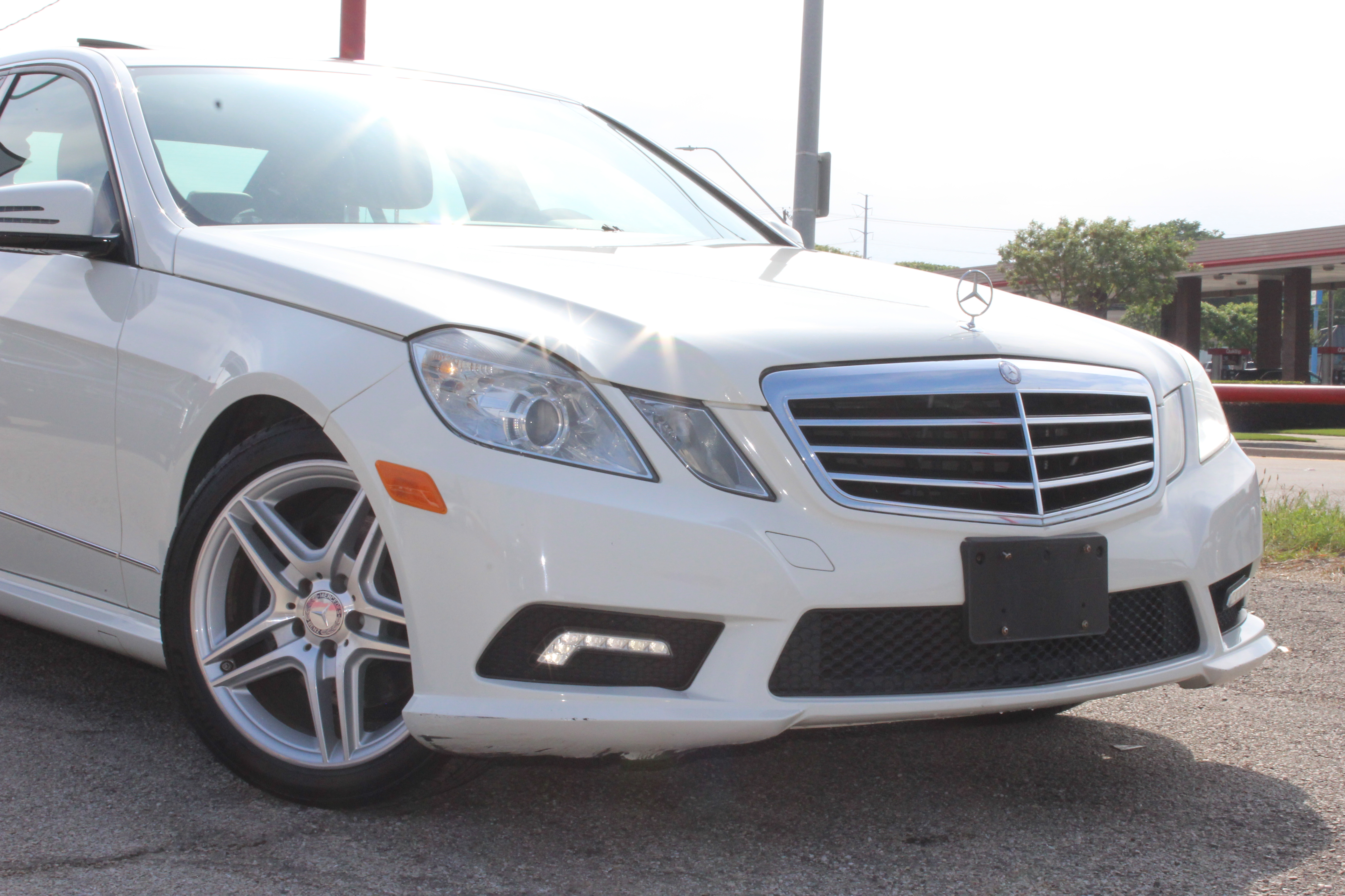 2011 Mercedes-Benz E 350 4dr Sdn E 350 Luxury RWD - White exterior view 3