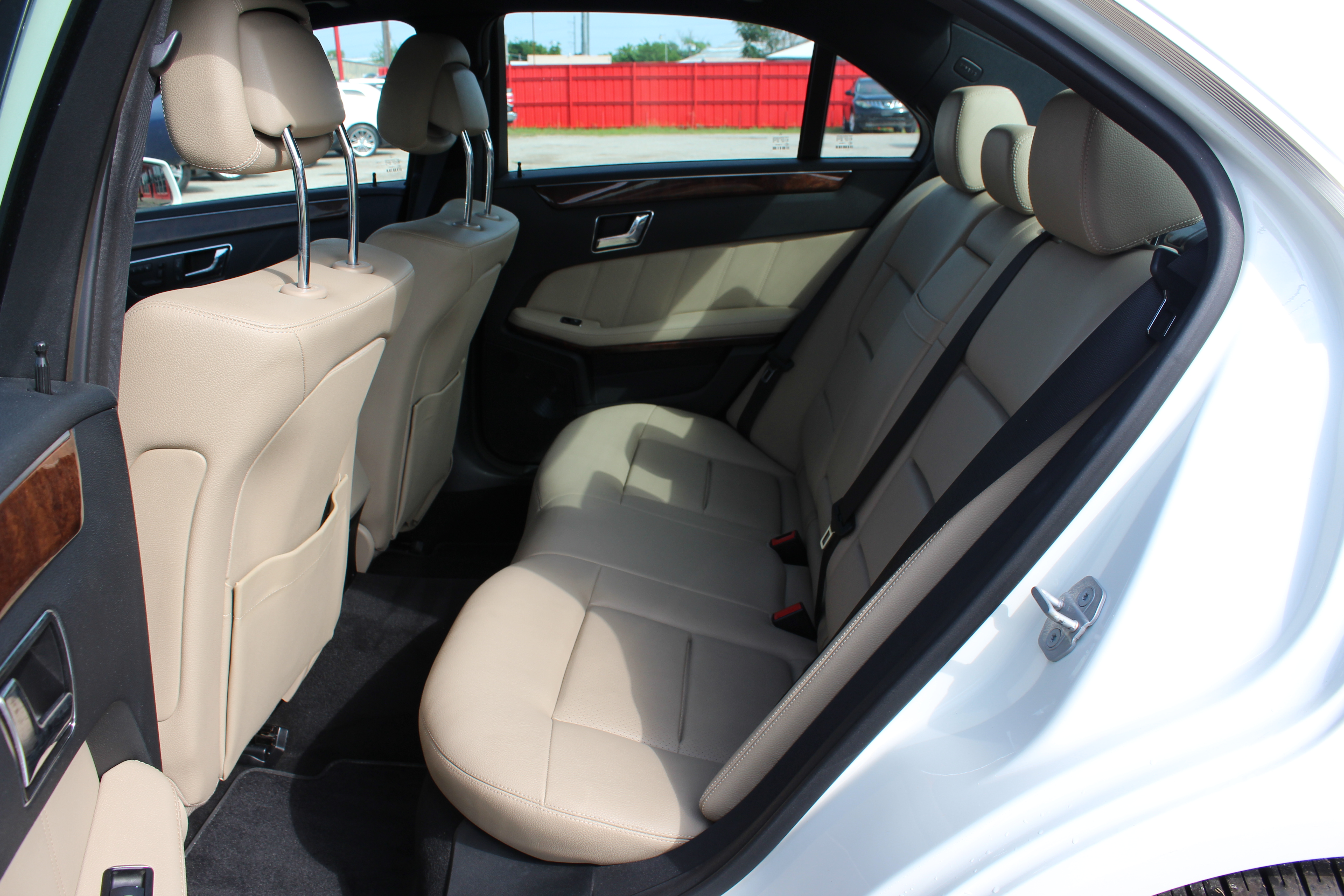 2011 Mercedes-Benz E 350 4dr Sdn E 350 Luxury RWD - White exterior view 19