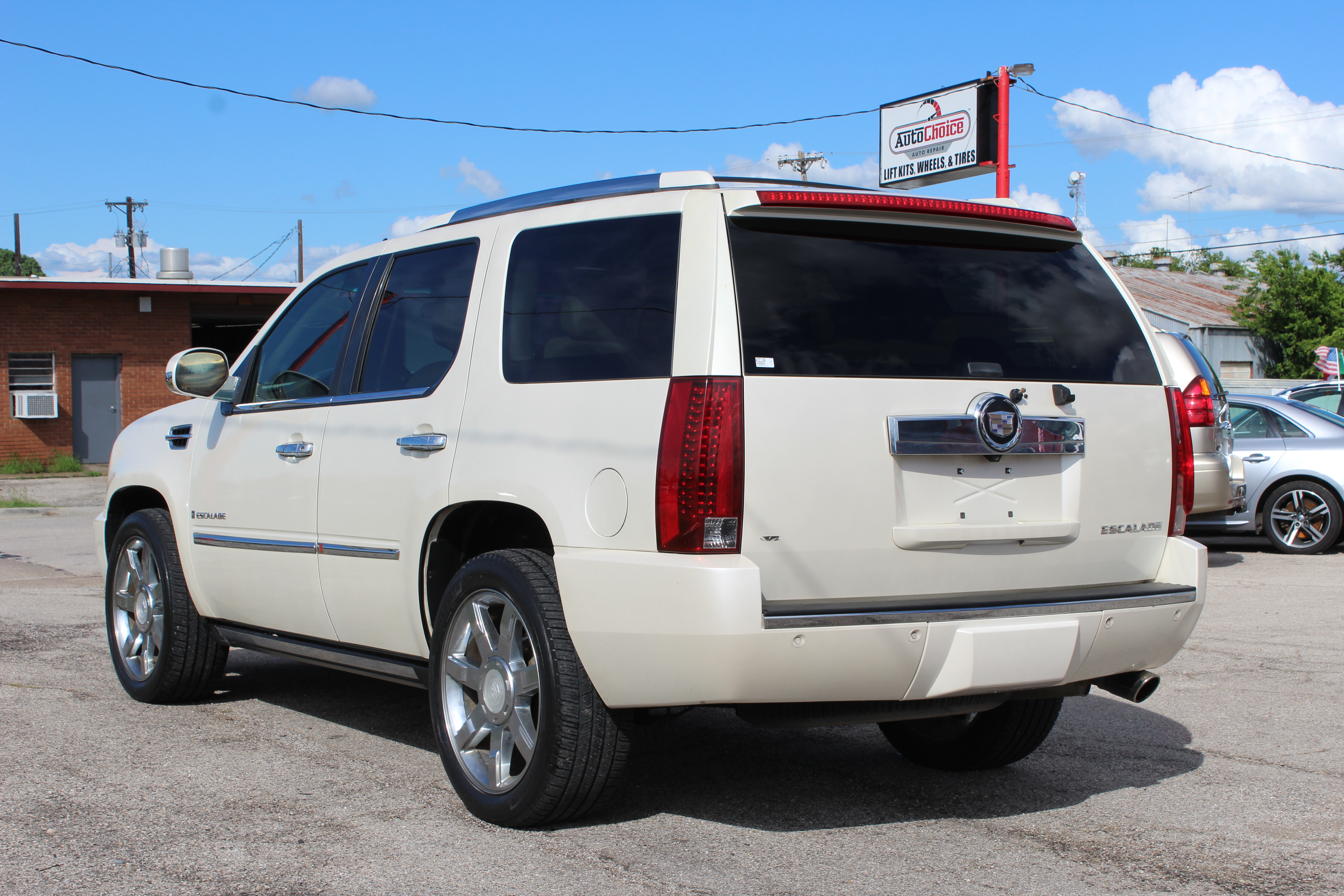 2007 Cadillac Escalade AWD 4dr - Cream exterior view 8