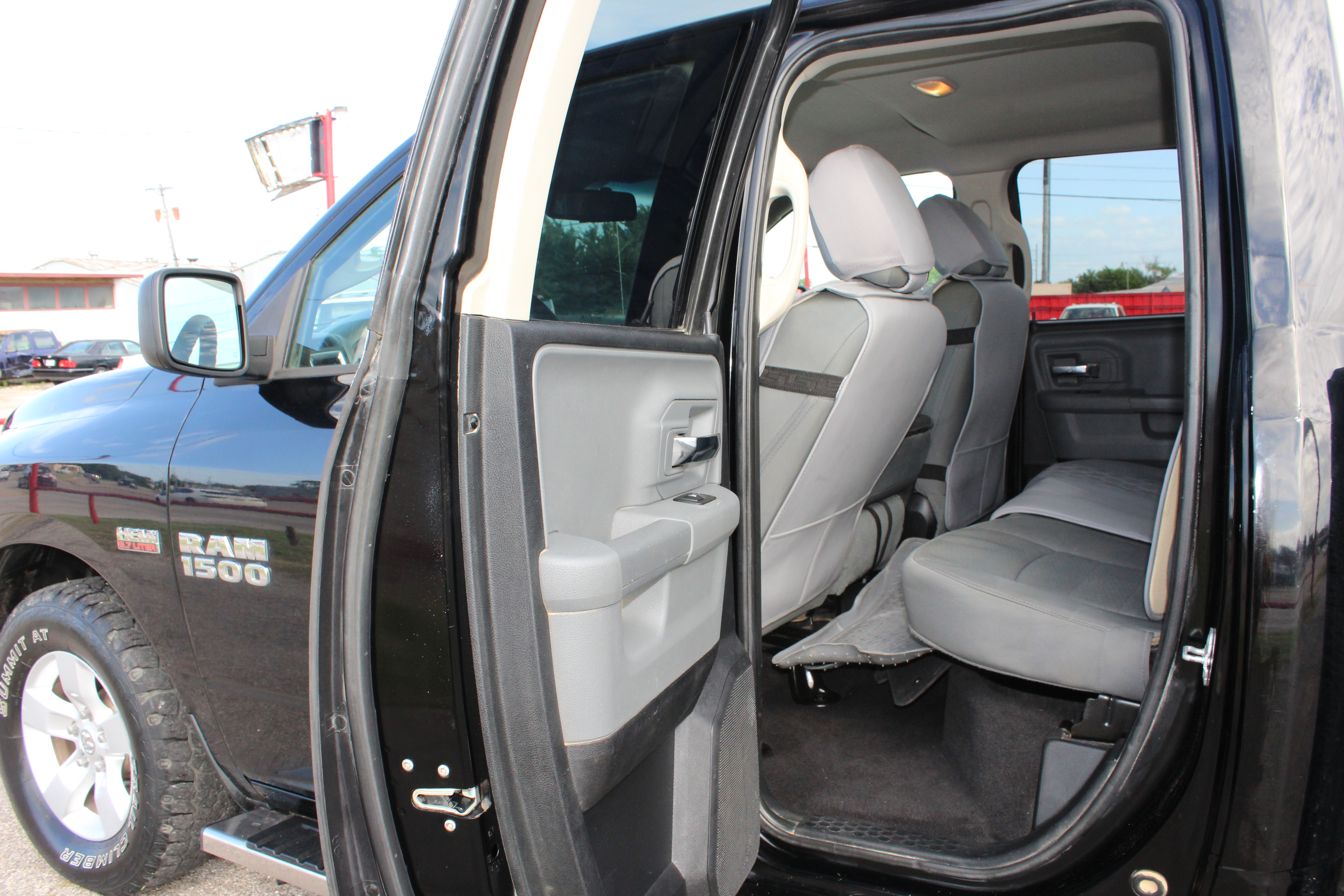 2014 RAM 1500 2WD Quad Cab 140.5 SLT - Black exterior view 19
