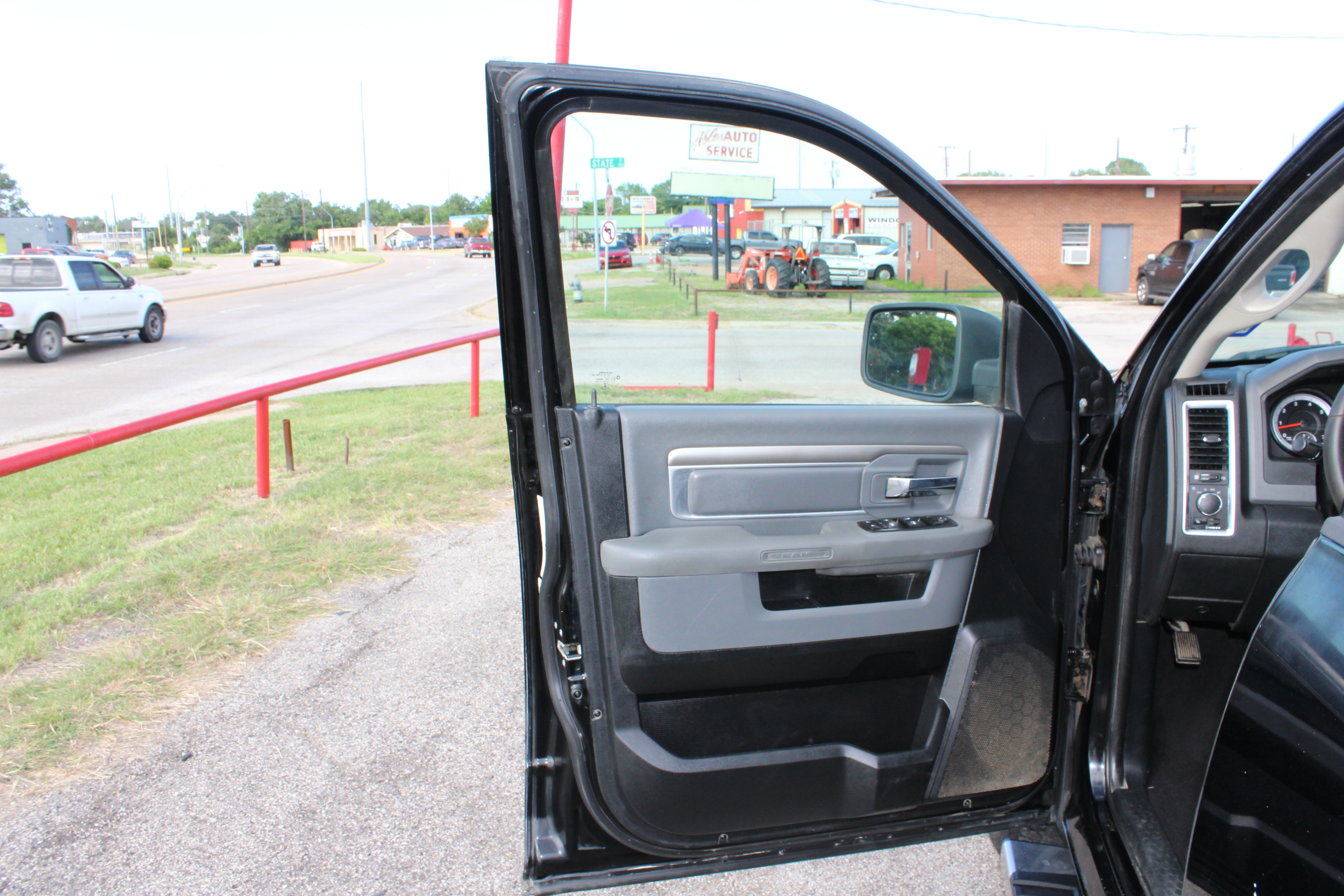2014 RAM 1500 2WD Quad Cab 140.5 SLT - Black exterior view 18