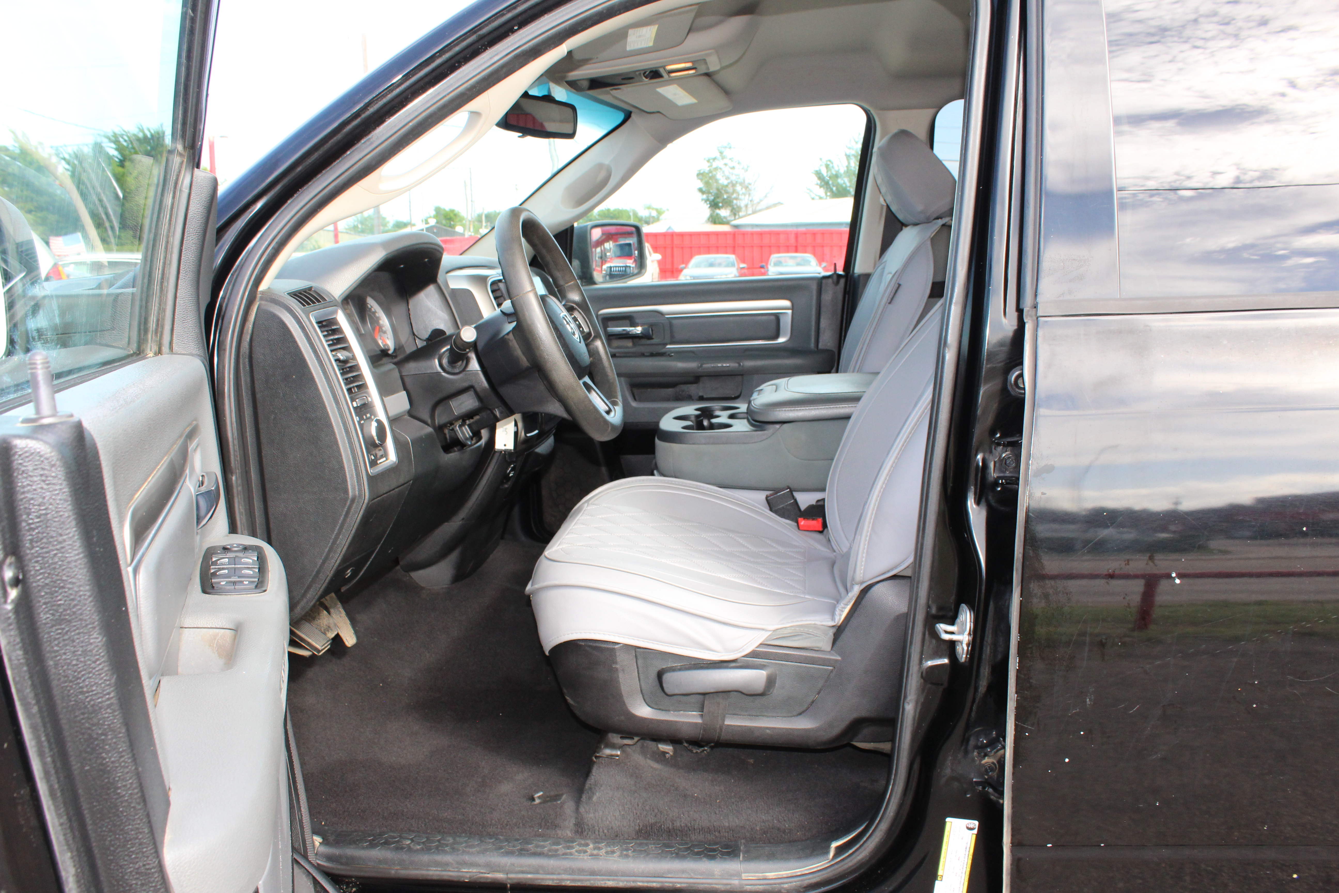 2014 RAM 1500 2WD Quad Cab 140.5 SLT - Black exterior view 14