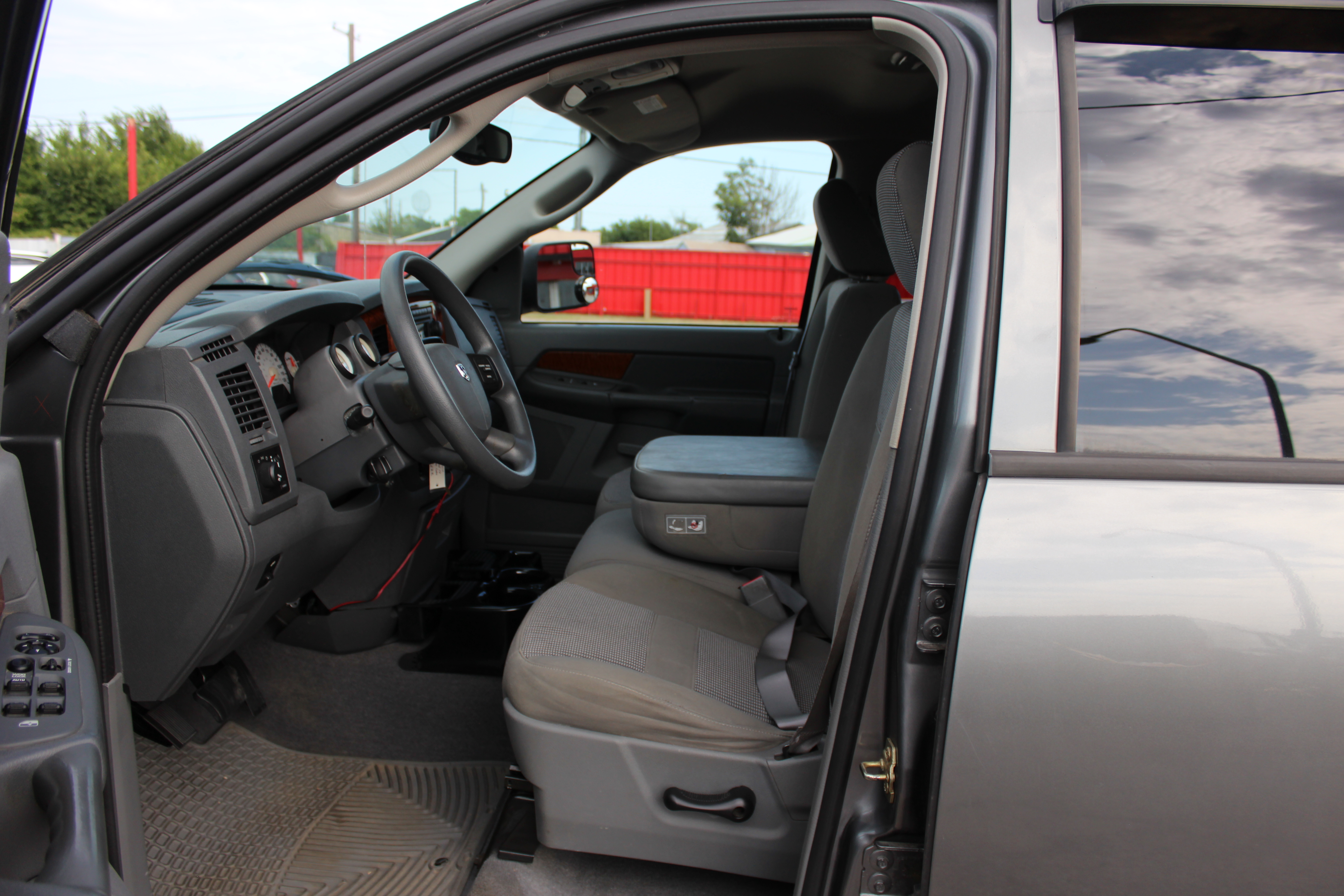 2006 Dodge Ram 1500 4dr Quad Cab 140.5 4WD SLT - Gold exterior view 11